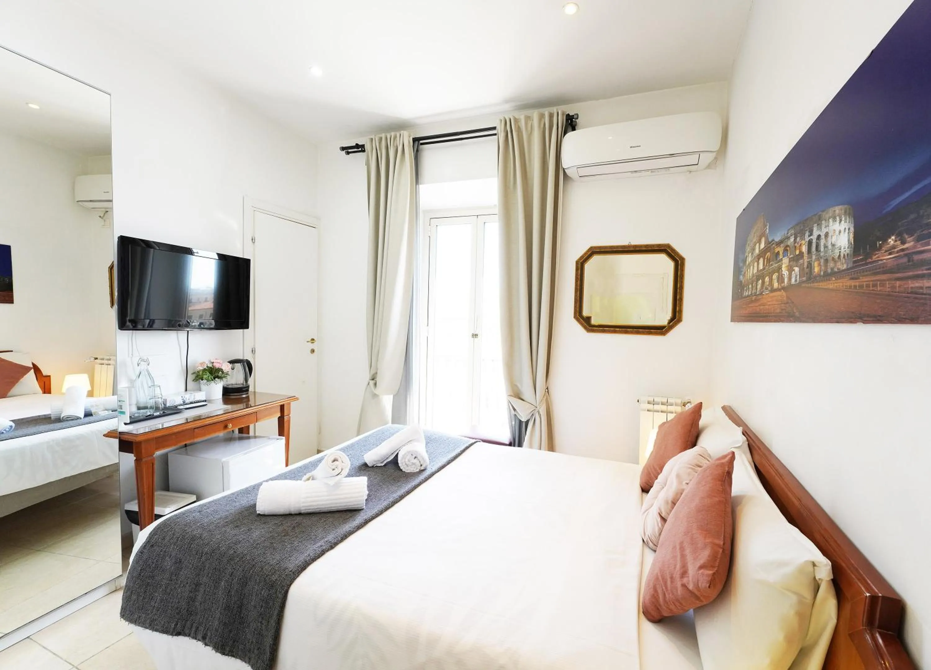 Bedroom, Bed in Key Rome Center