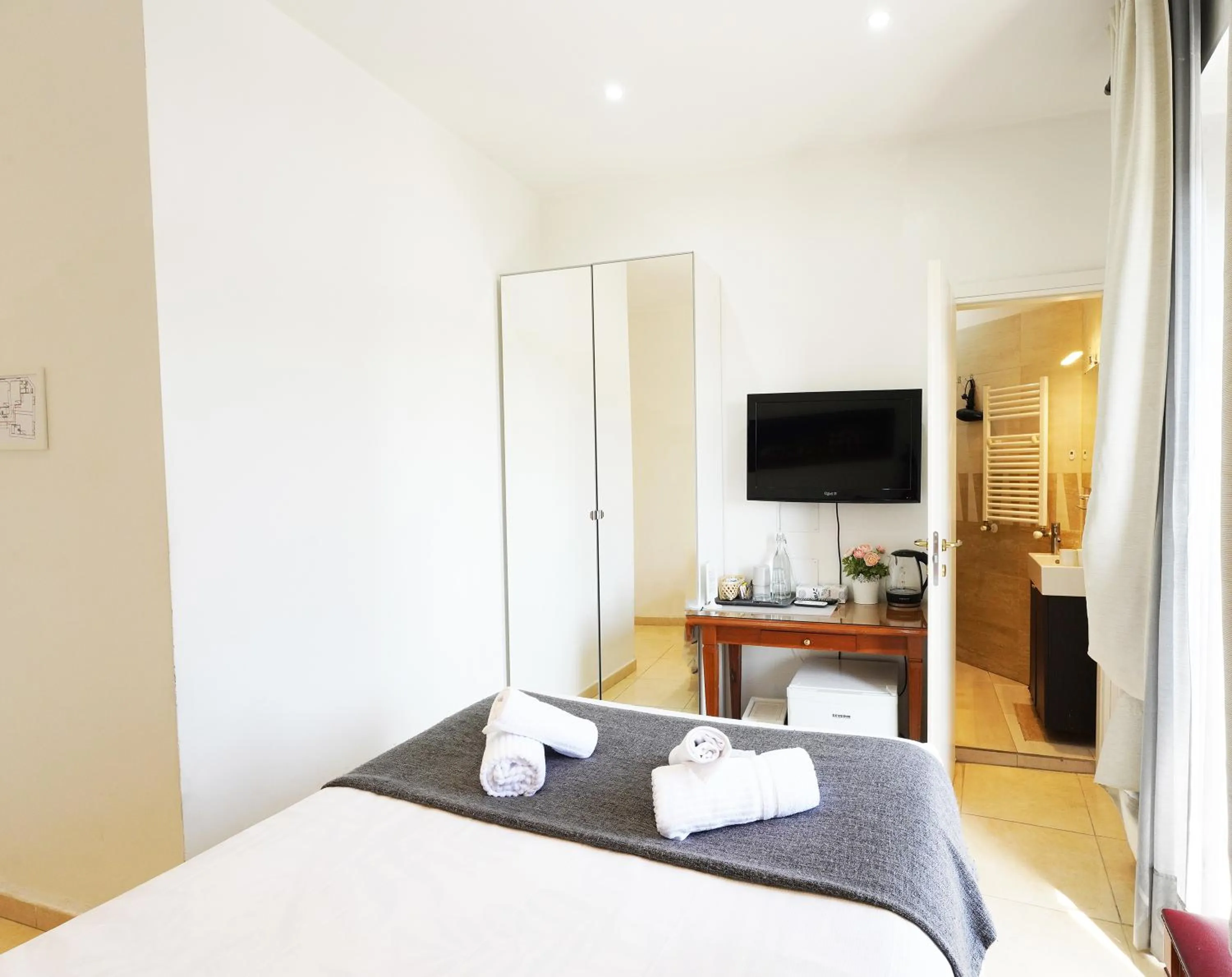 Bedroom, Bed in Key Rome Center