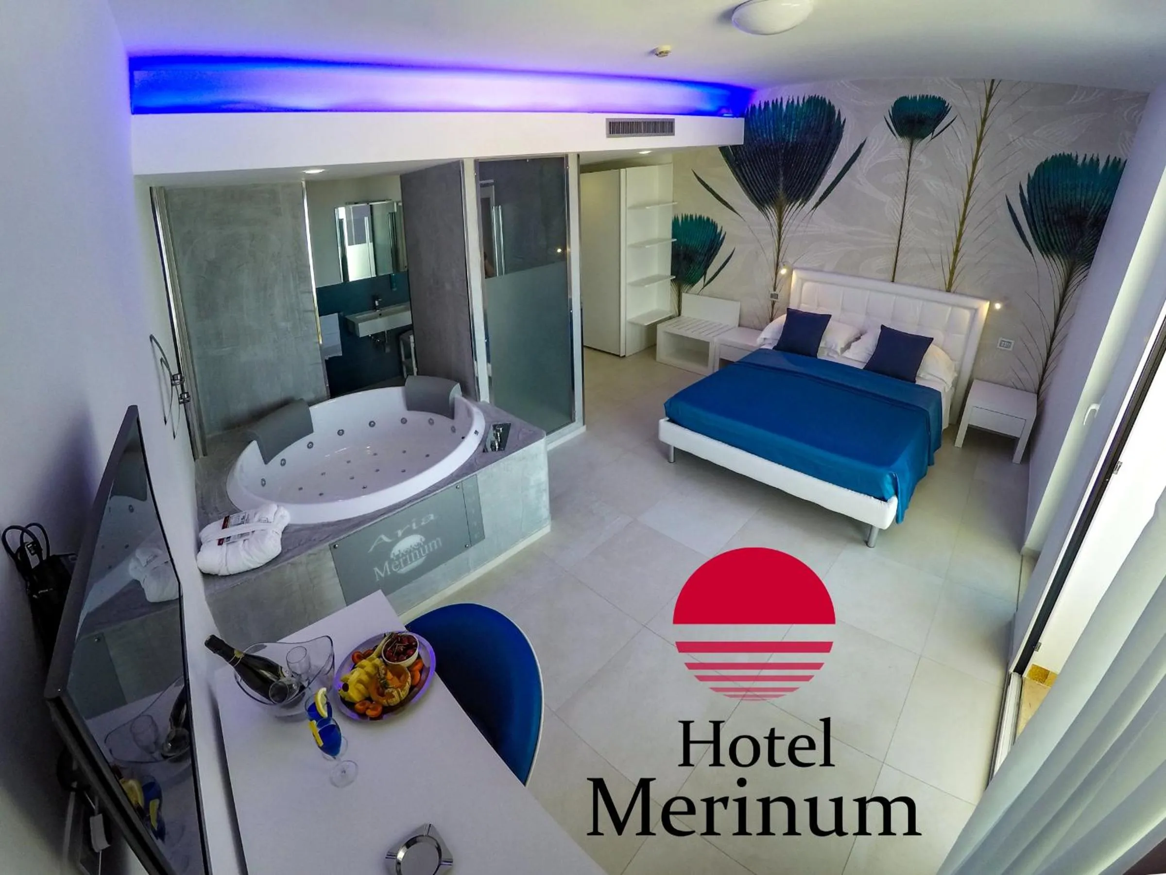 Shower, Bed in Hotel Merinum