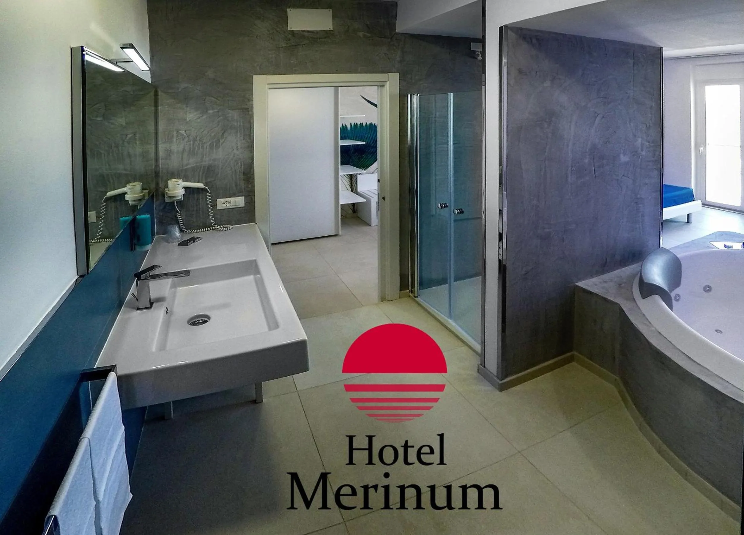Shower, Bed in Hotel Merinum