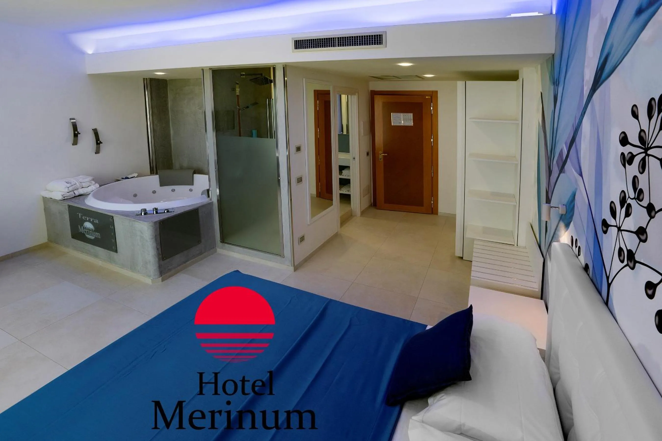 Shower, Bed in Hotel Merinum