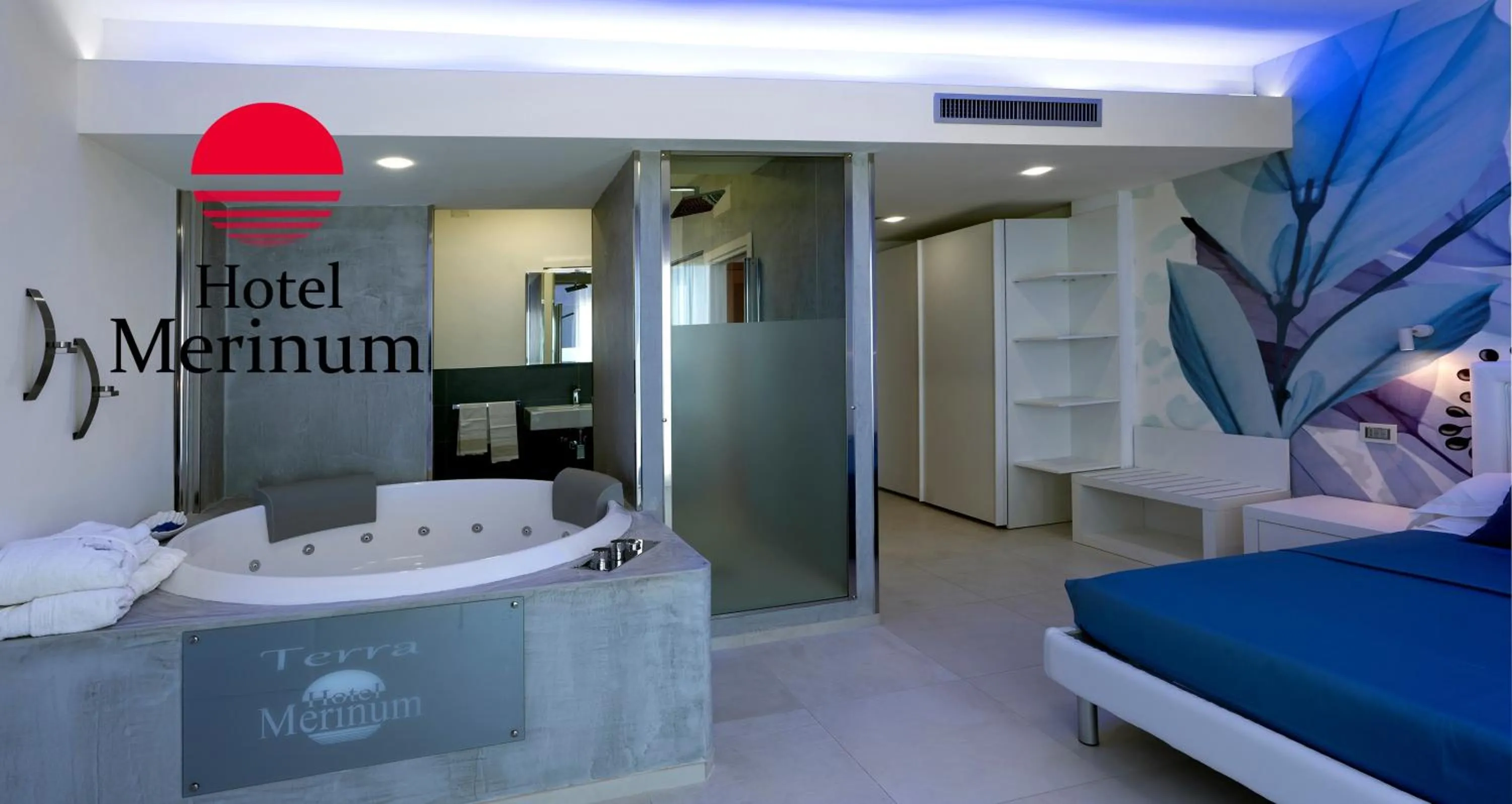Shower, Bed in Hotel Merinum