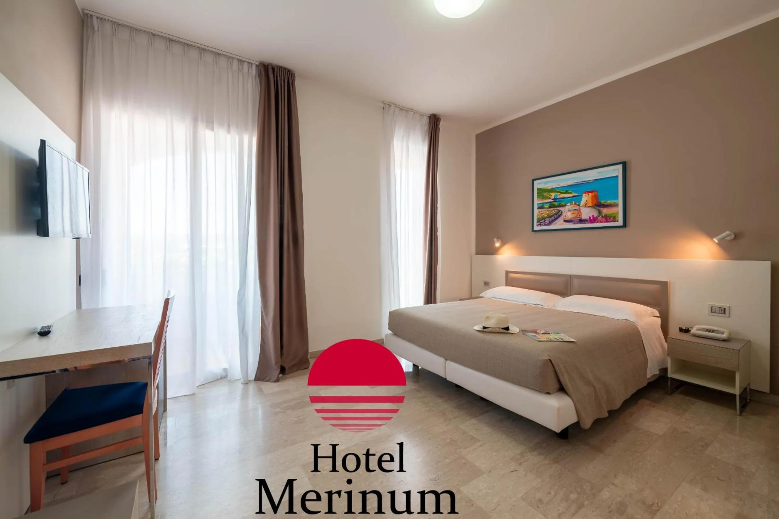 Communal lounge/ TV room, Bed in Hotel Merinum