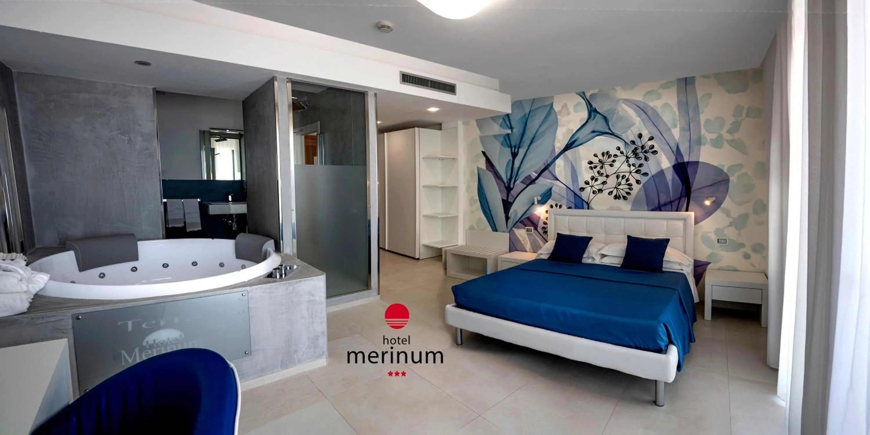 Shower, Bed in Hotel Merinum