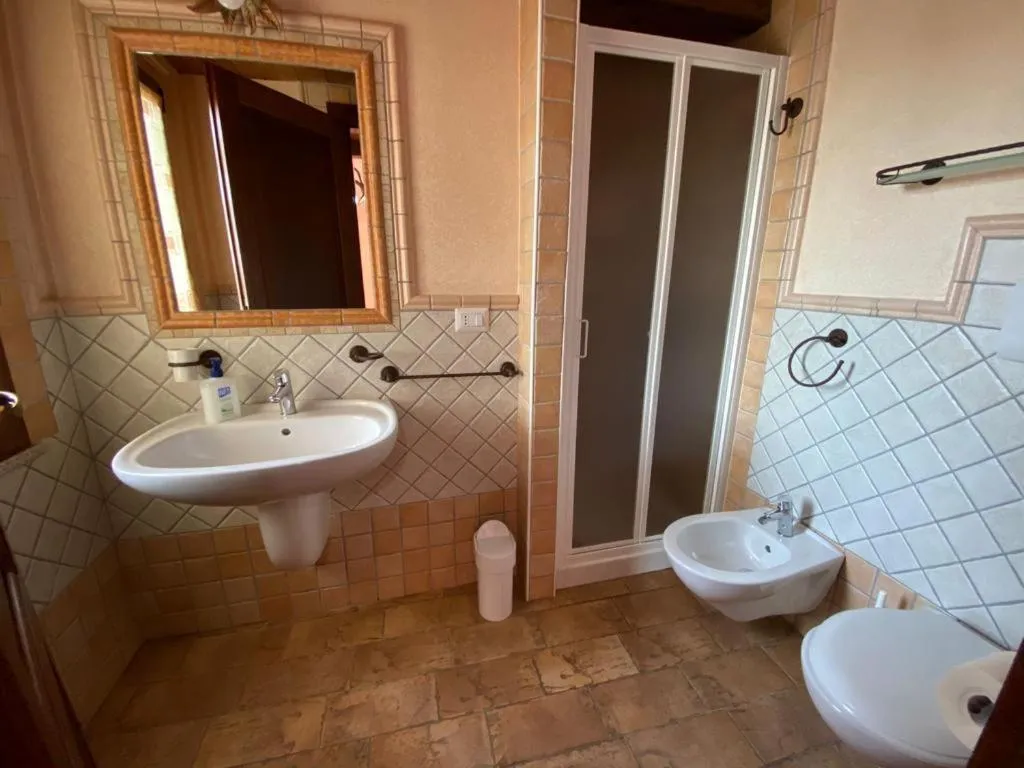 Toilet in B&b Su Acu