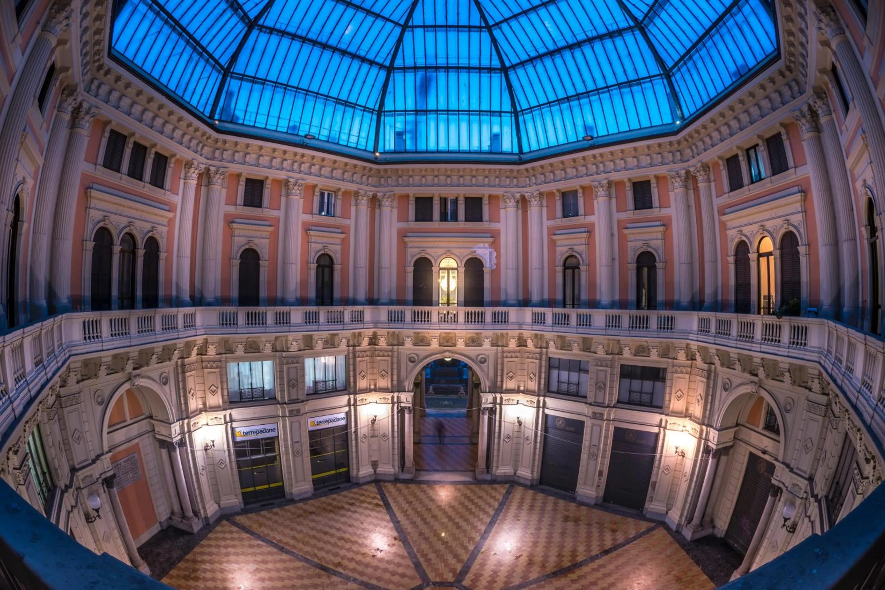 Facade/entrance in Arnaboldi Palace