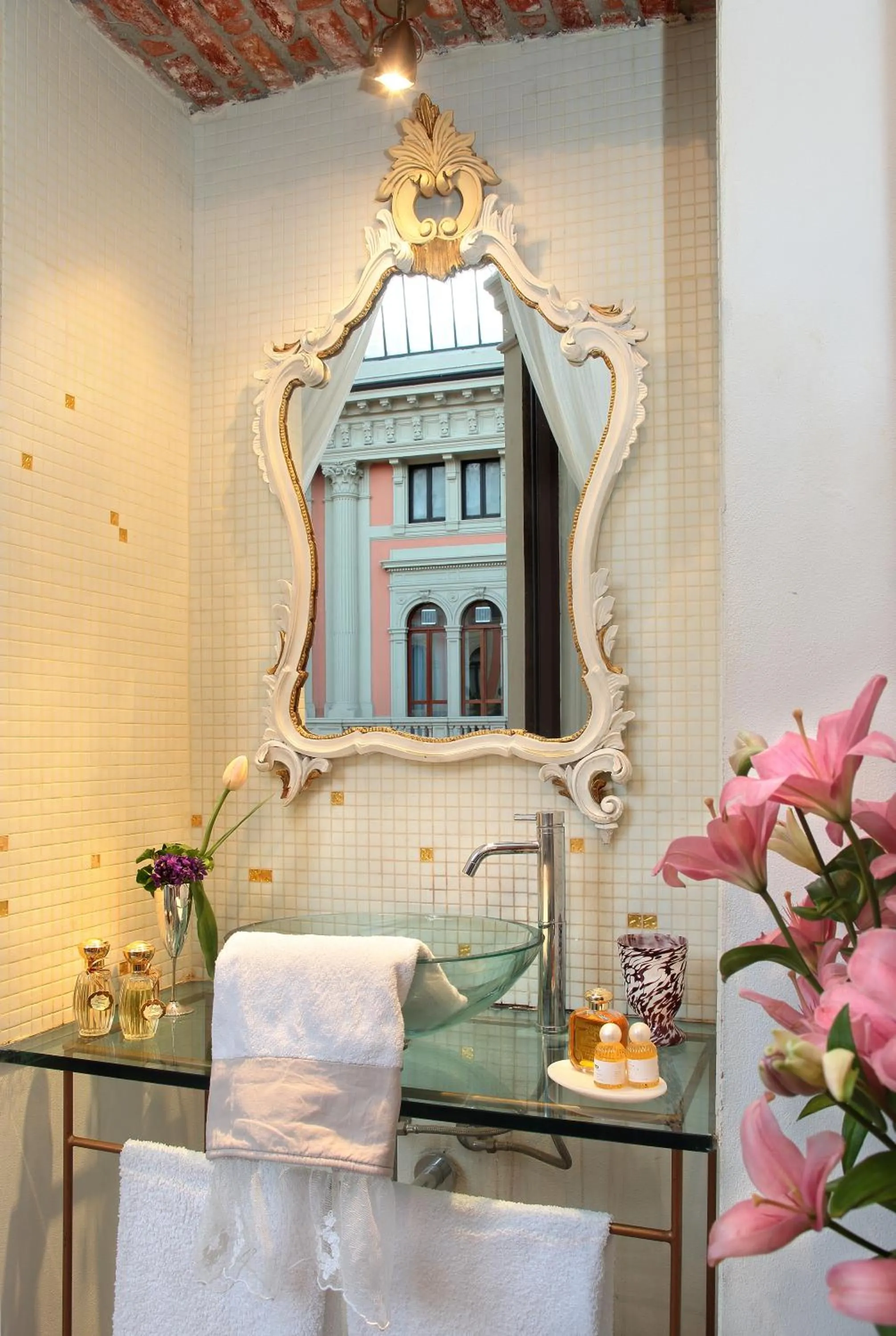 Toilet, Bed in Arnaboldi Palace