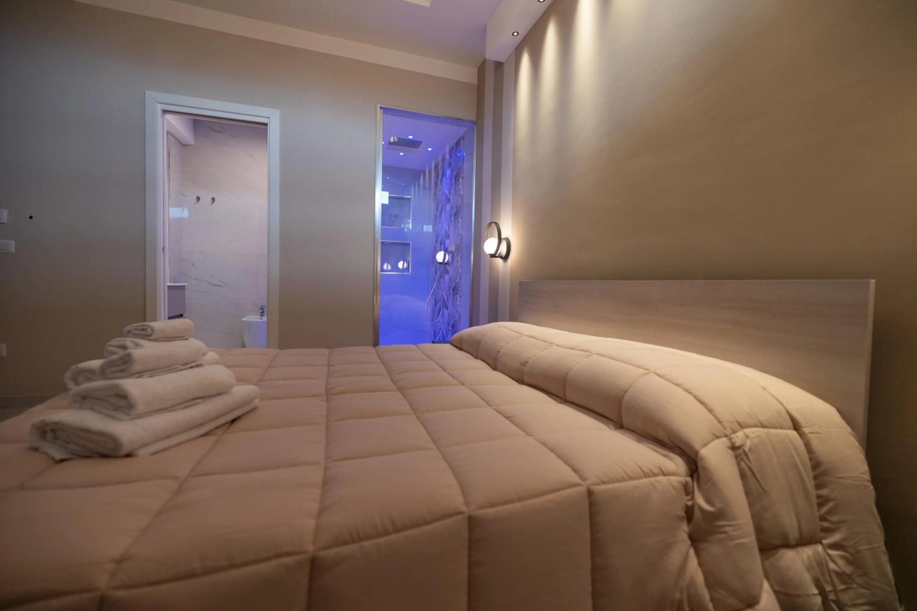 Photo of the whole room, Bed in Luxury Rooms