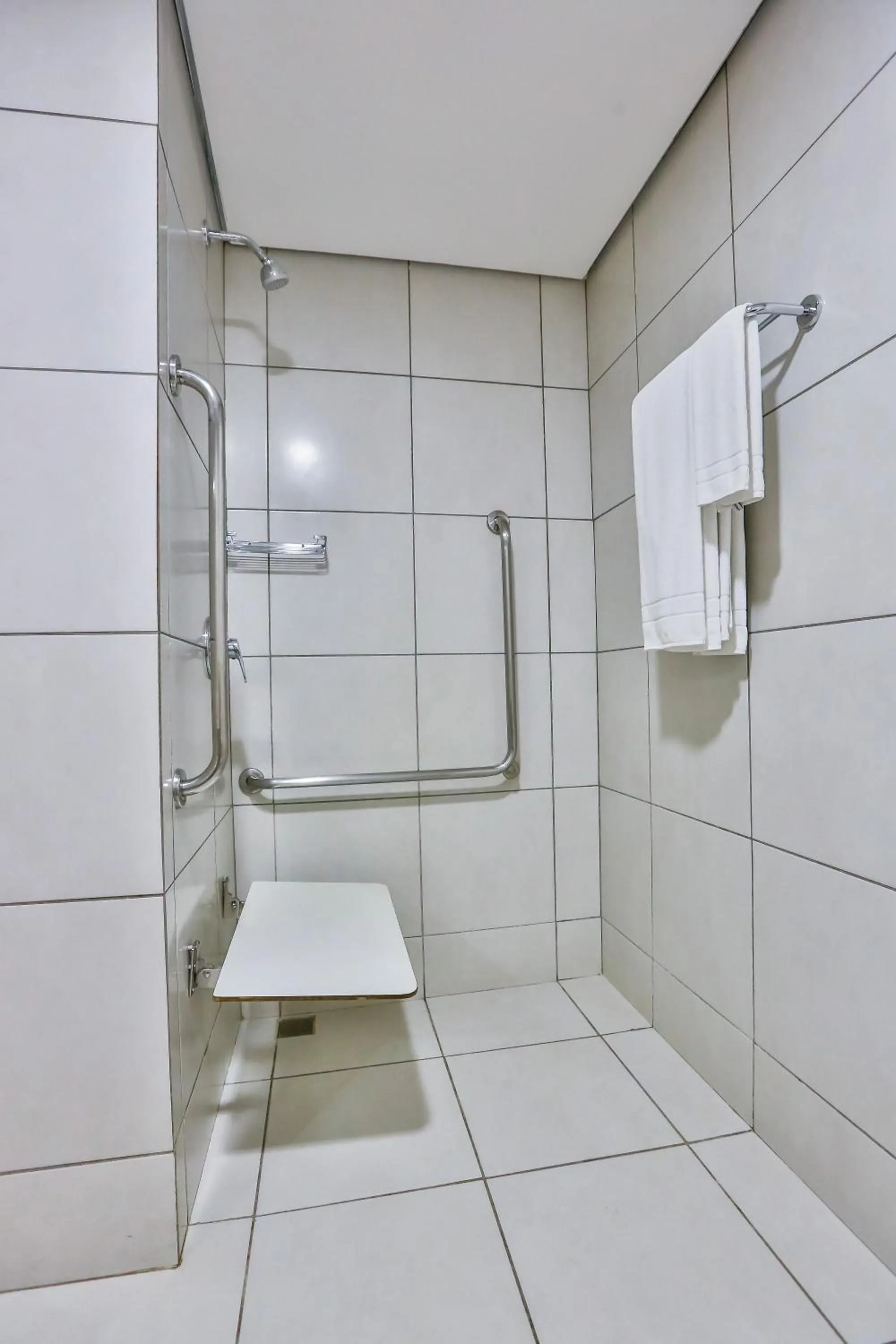 Shower in Mega Moda Goiania Hotel