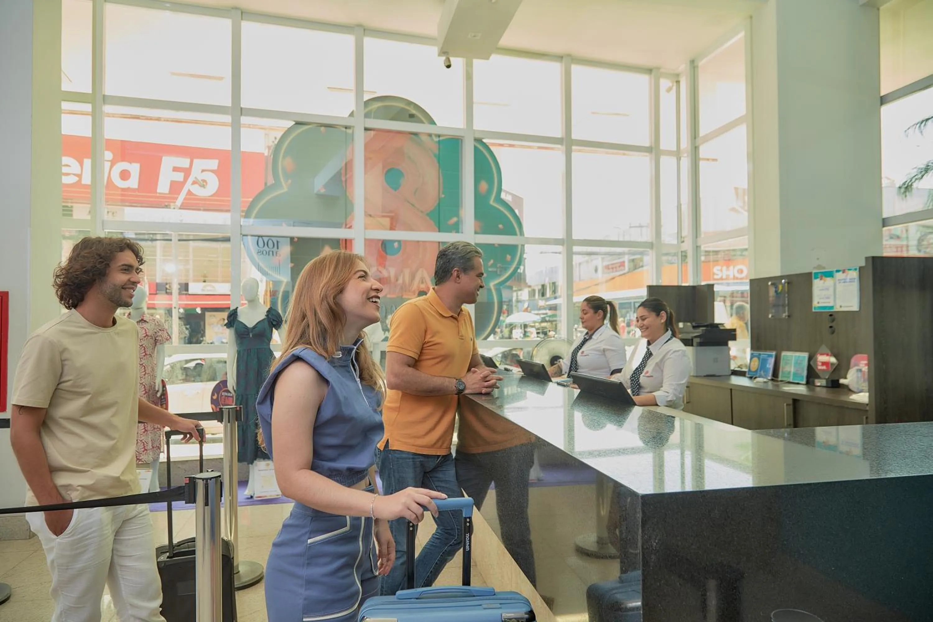 People in Mega Moda Goiania Hotel