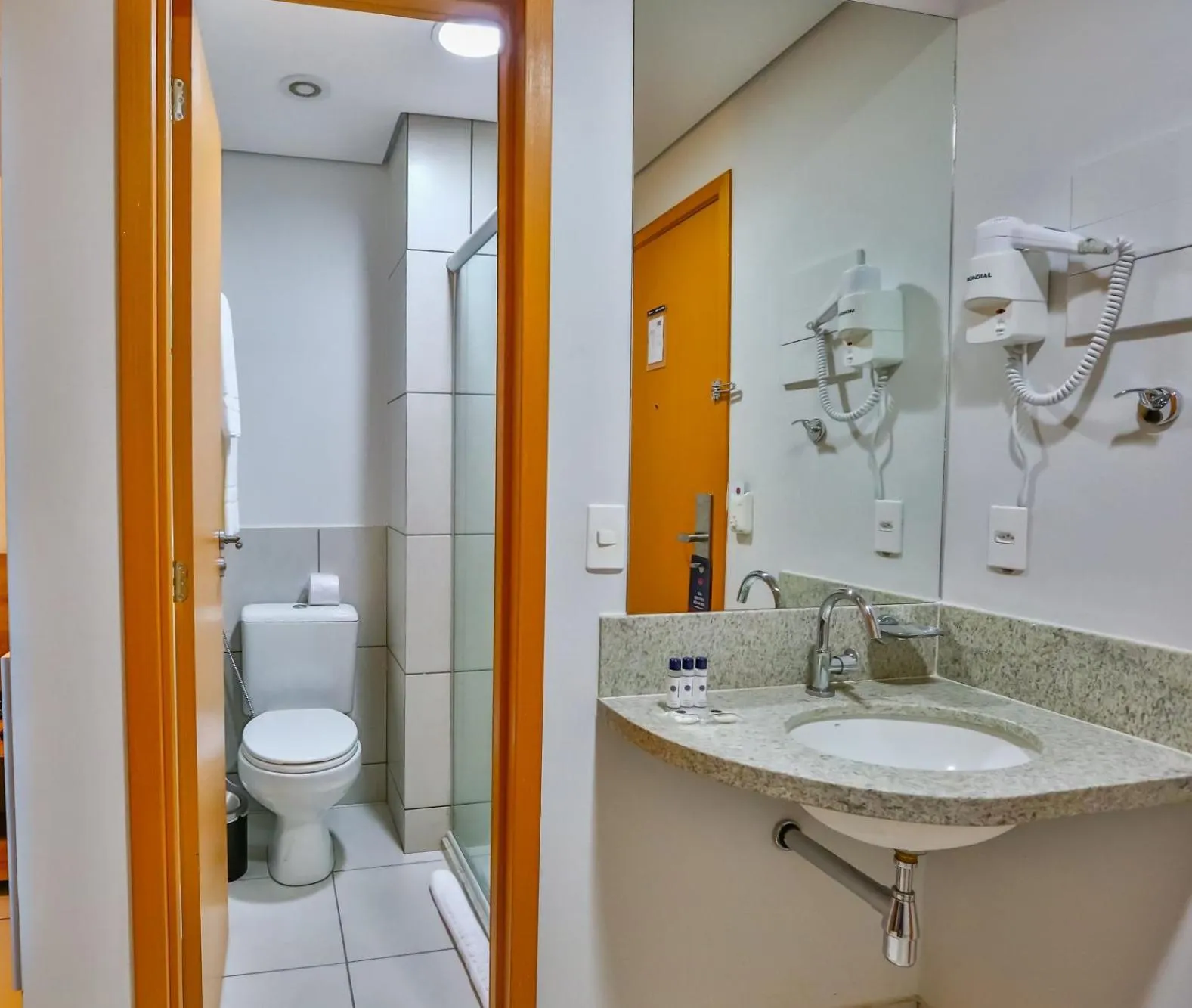 Toilet in Mega Moda Goiania Hotel