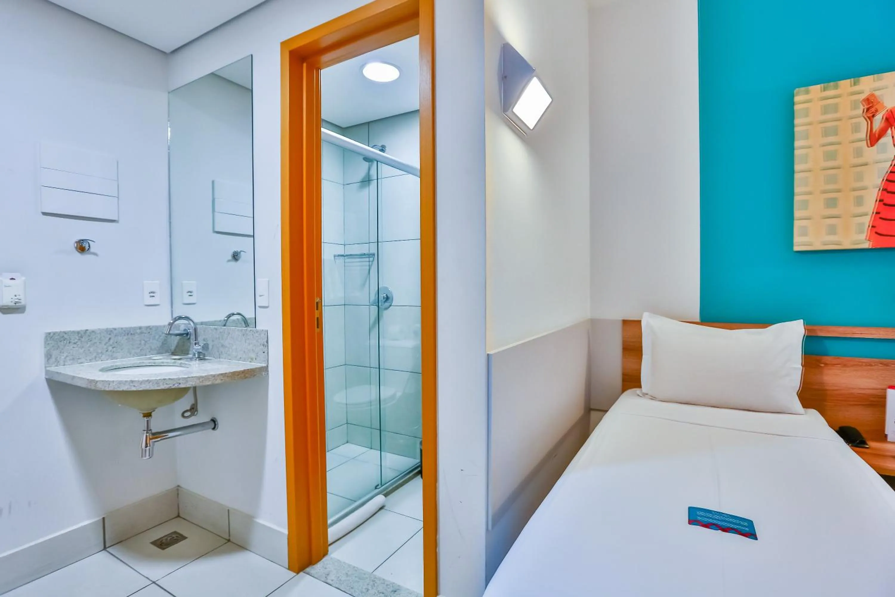 Shower, Bed in Mega Moda Goiania Hotel