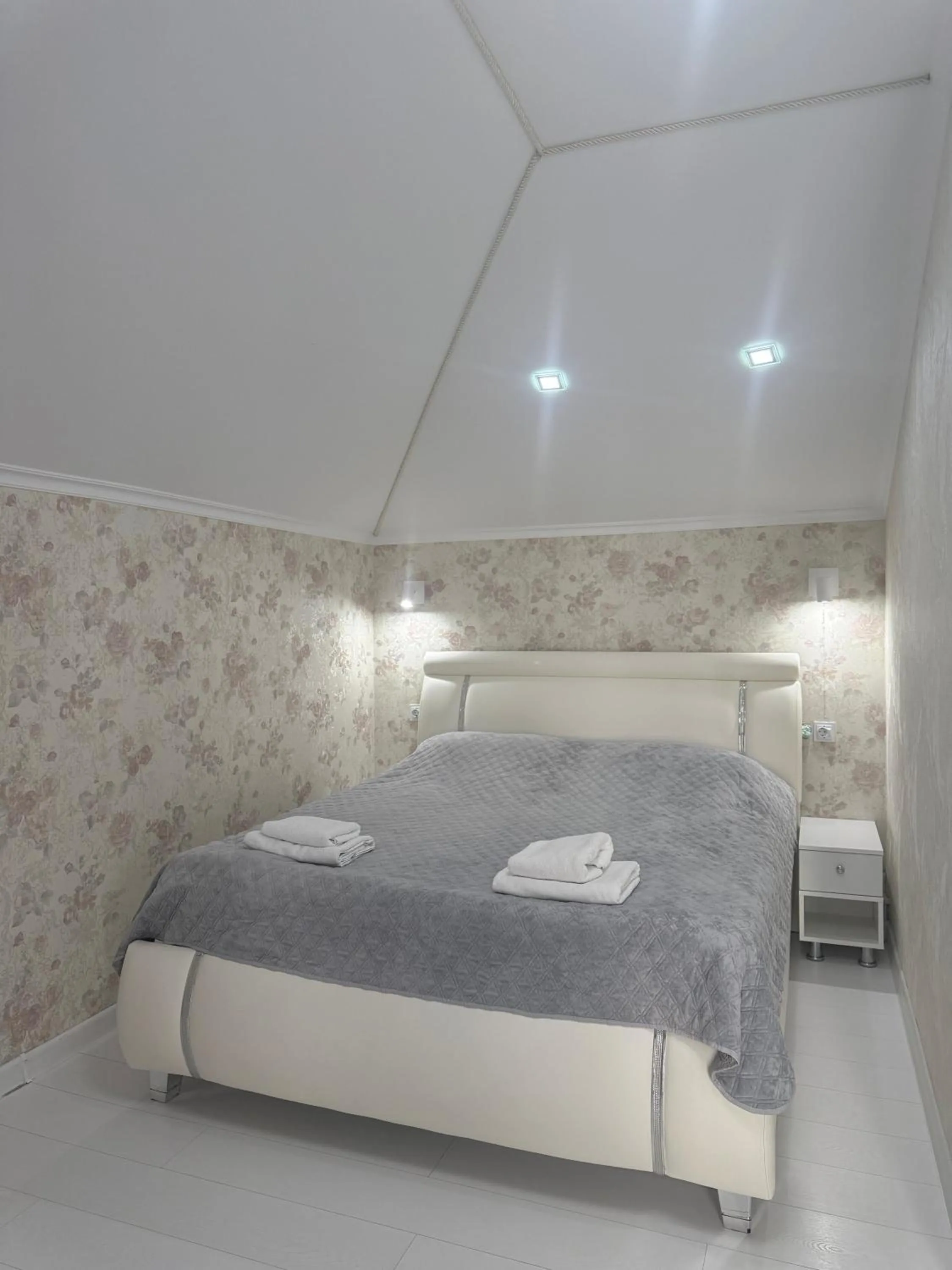 Bed in Hotel Kalyan & Spa