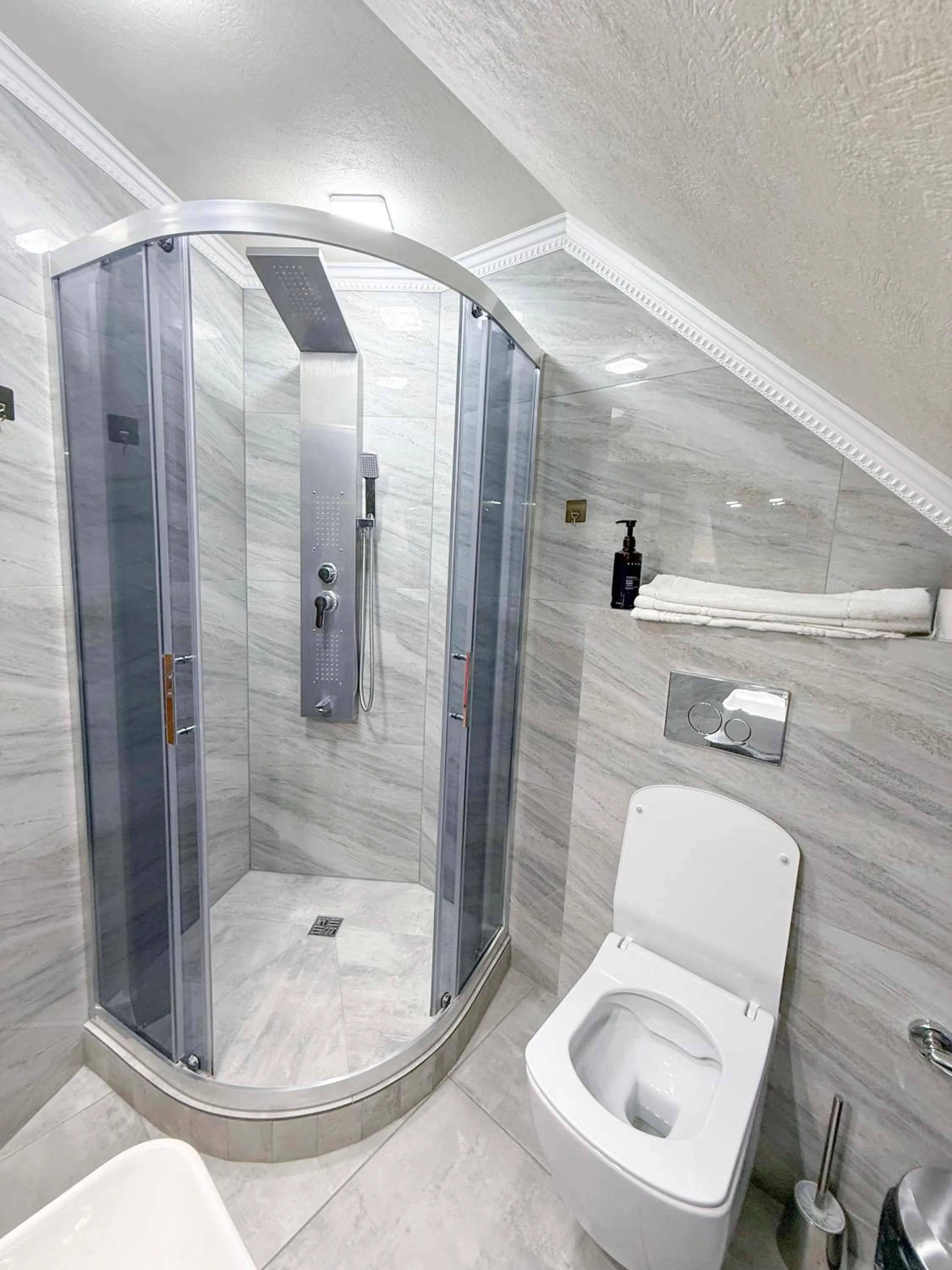 Shower in Hotel Kalyan & Spa