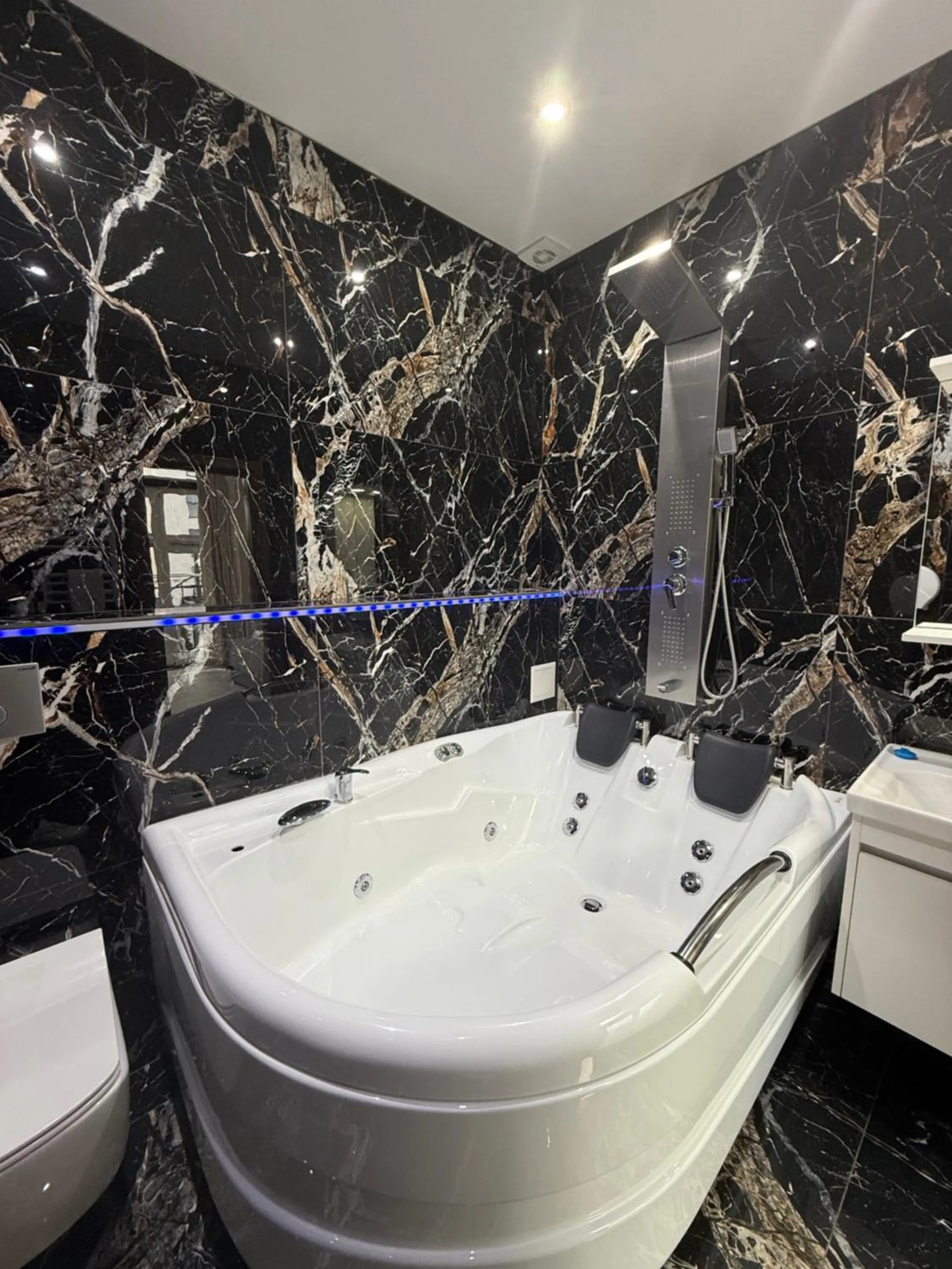 Hot Tub in Hotel Kalyan & Spa