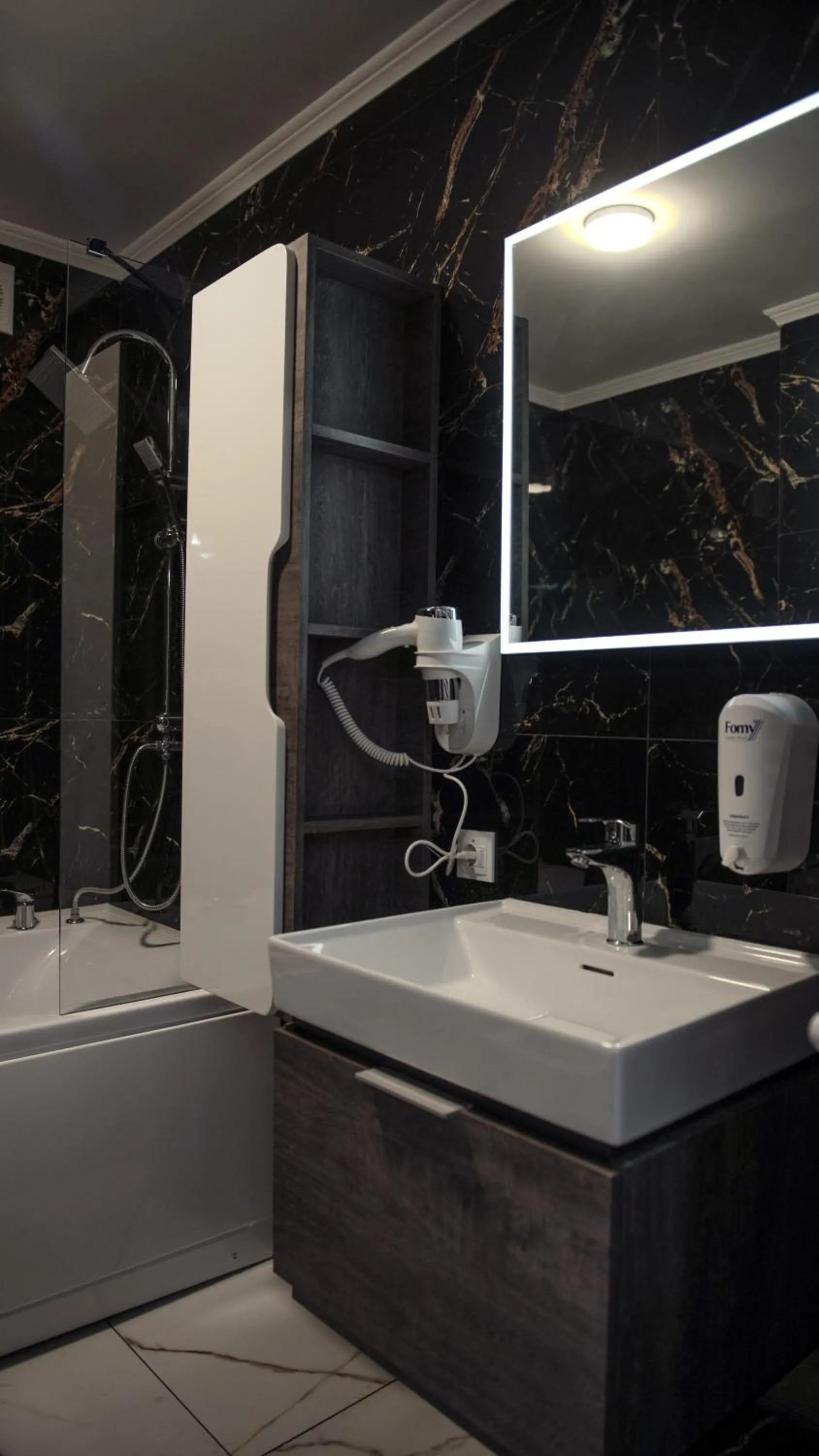 Shower in Hotel Kalyan & Spa