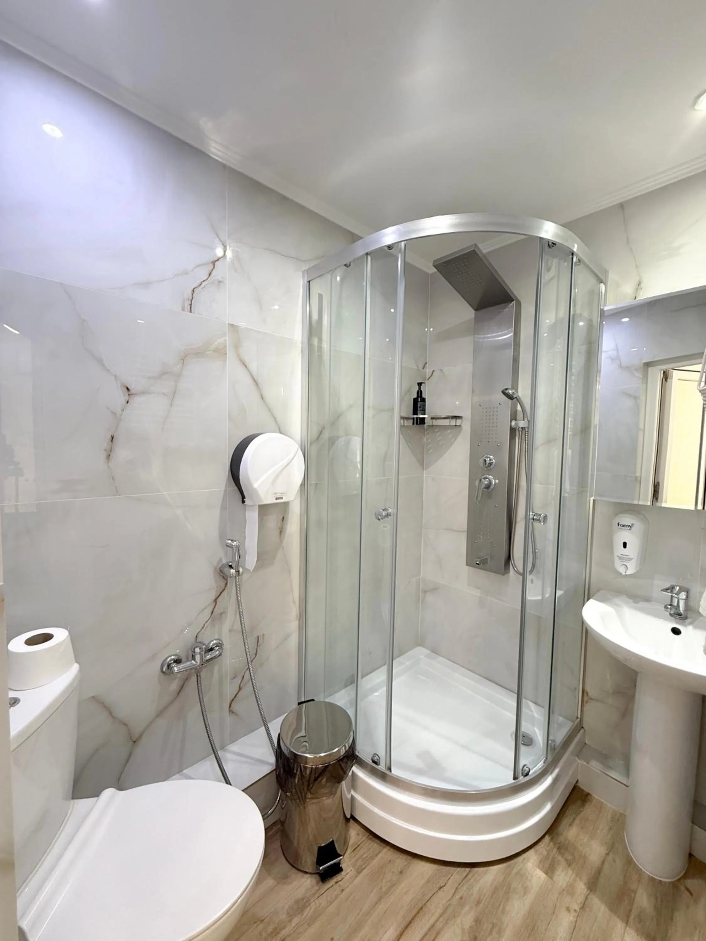 Shower in Hotel Kalyan & Spa