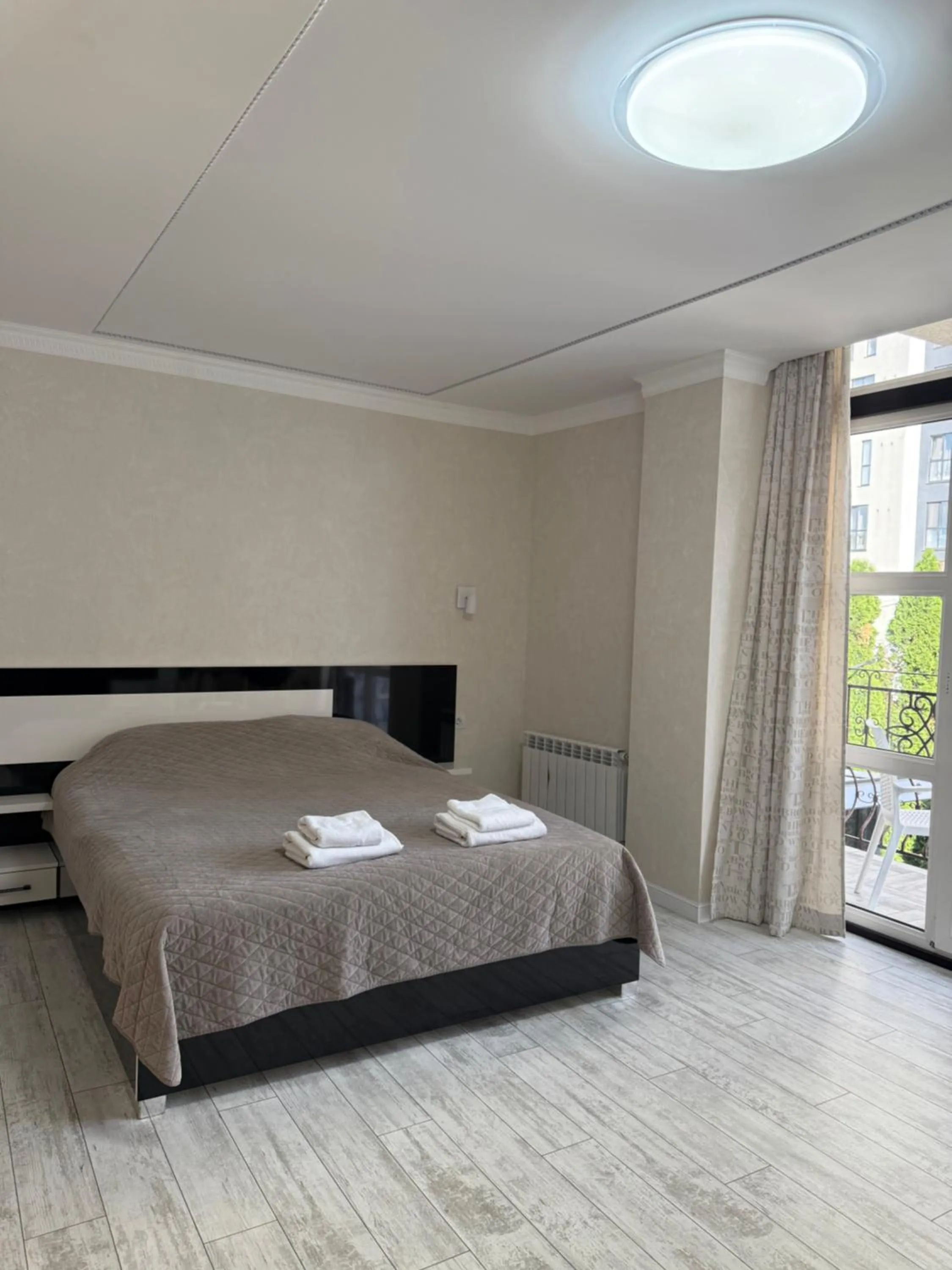 Bed in Hotel Kalyan & Spa