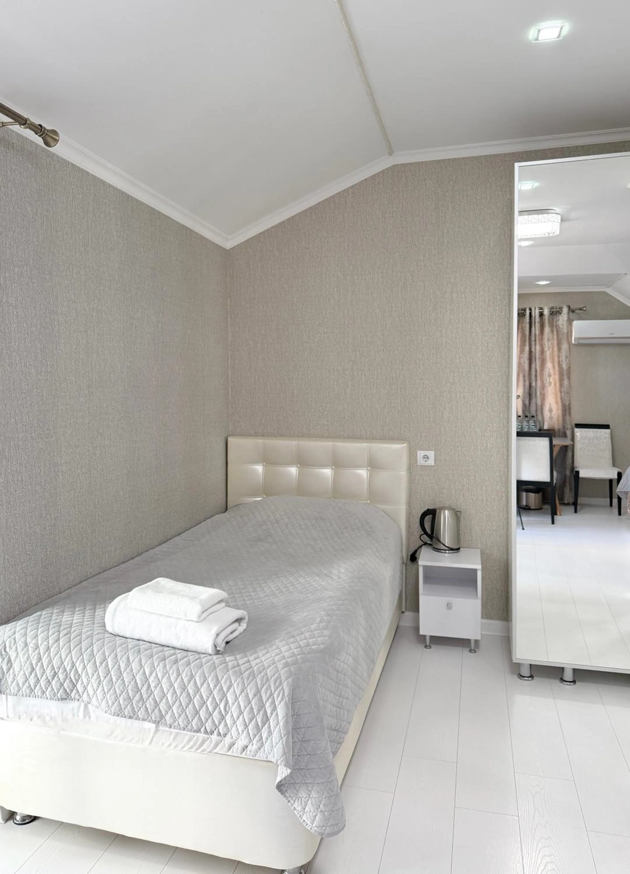 Bedroom, Bed in Hotel Kalyan & Spa