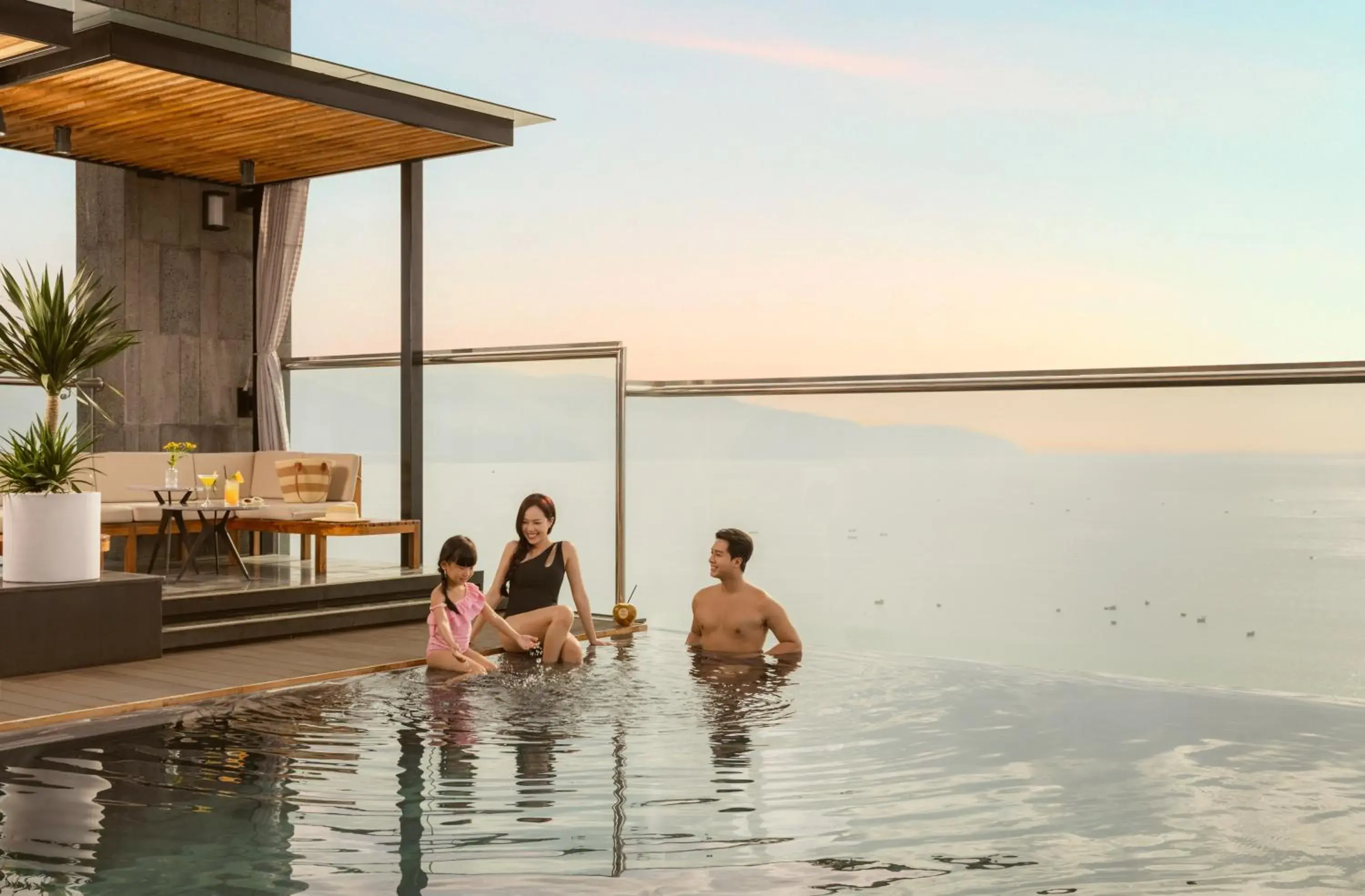 Swimming pool in PHUC LONG LUXURY Danang Swimming pool in PHUC LONG LUXURY Danang