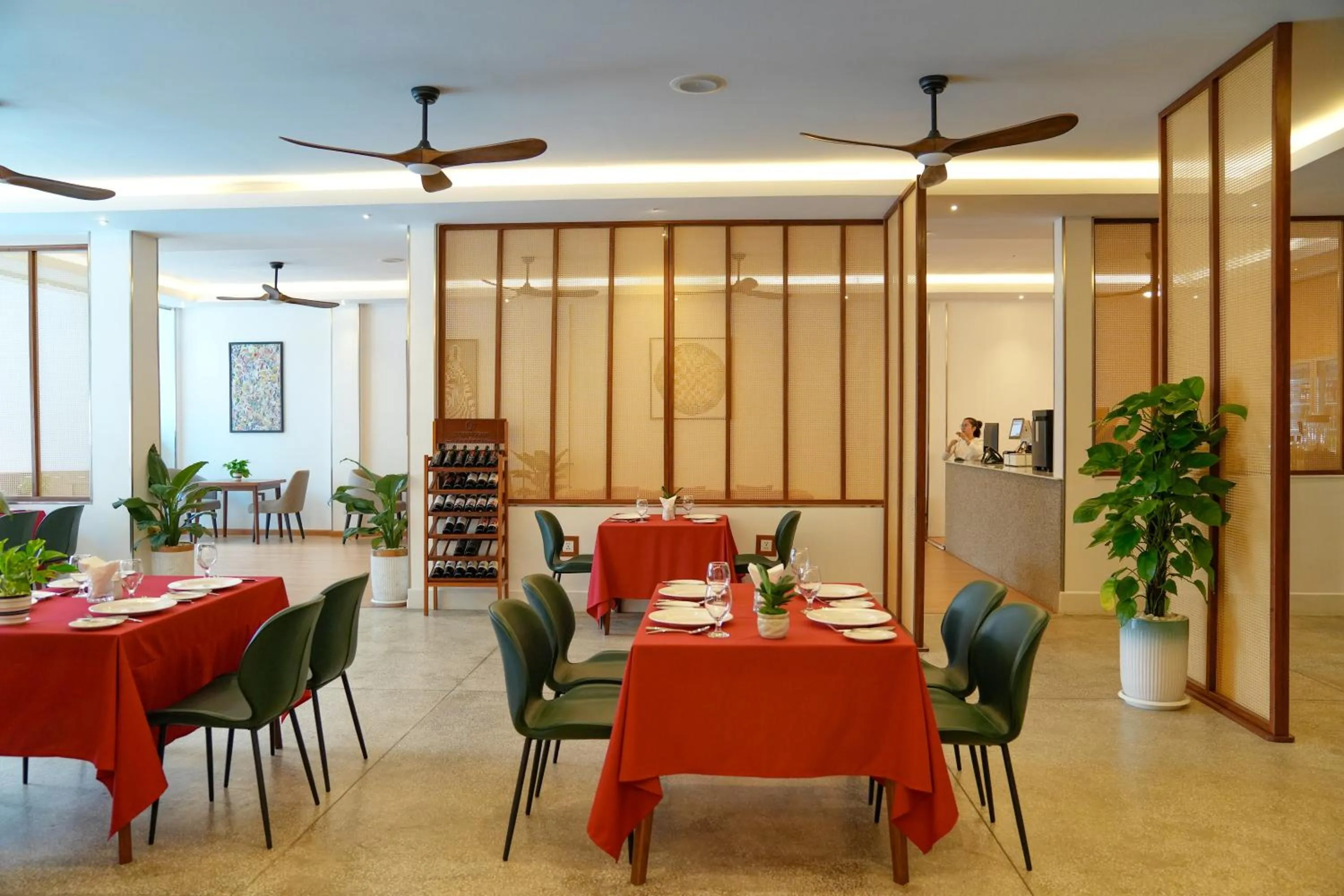 Restaurant/places to eat in Smile Boutique Hotel by EHM