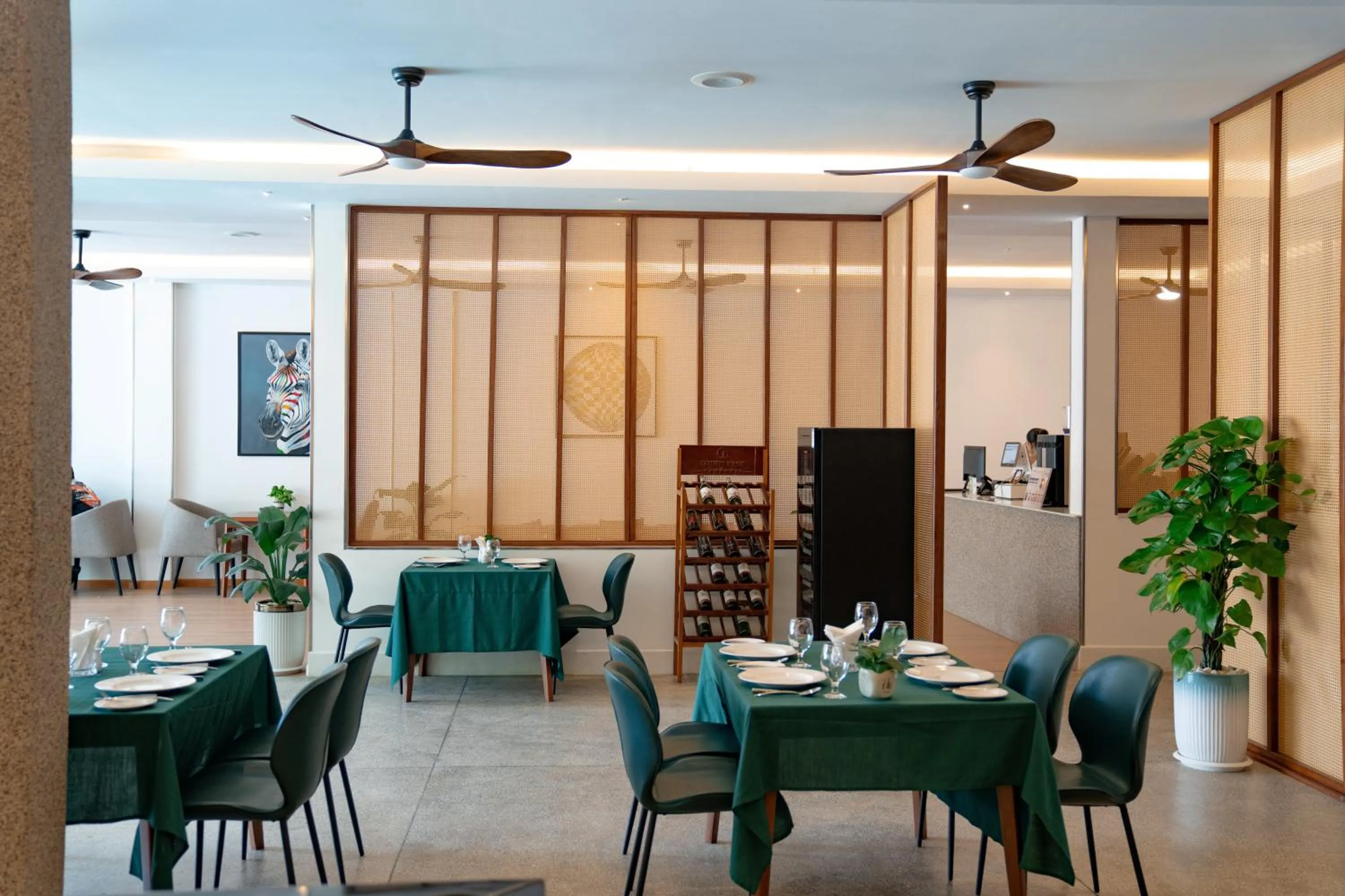 Restaurant/places to eat in Smile Boutique Hotel by EHM