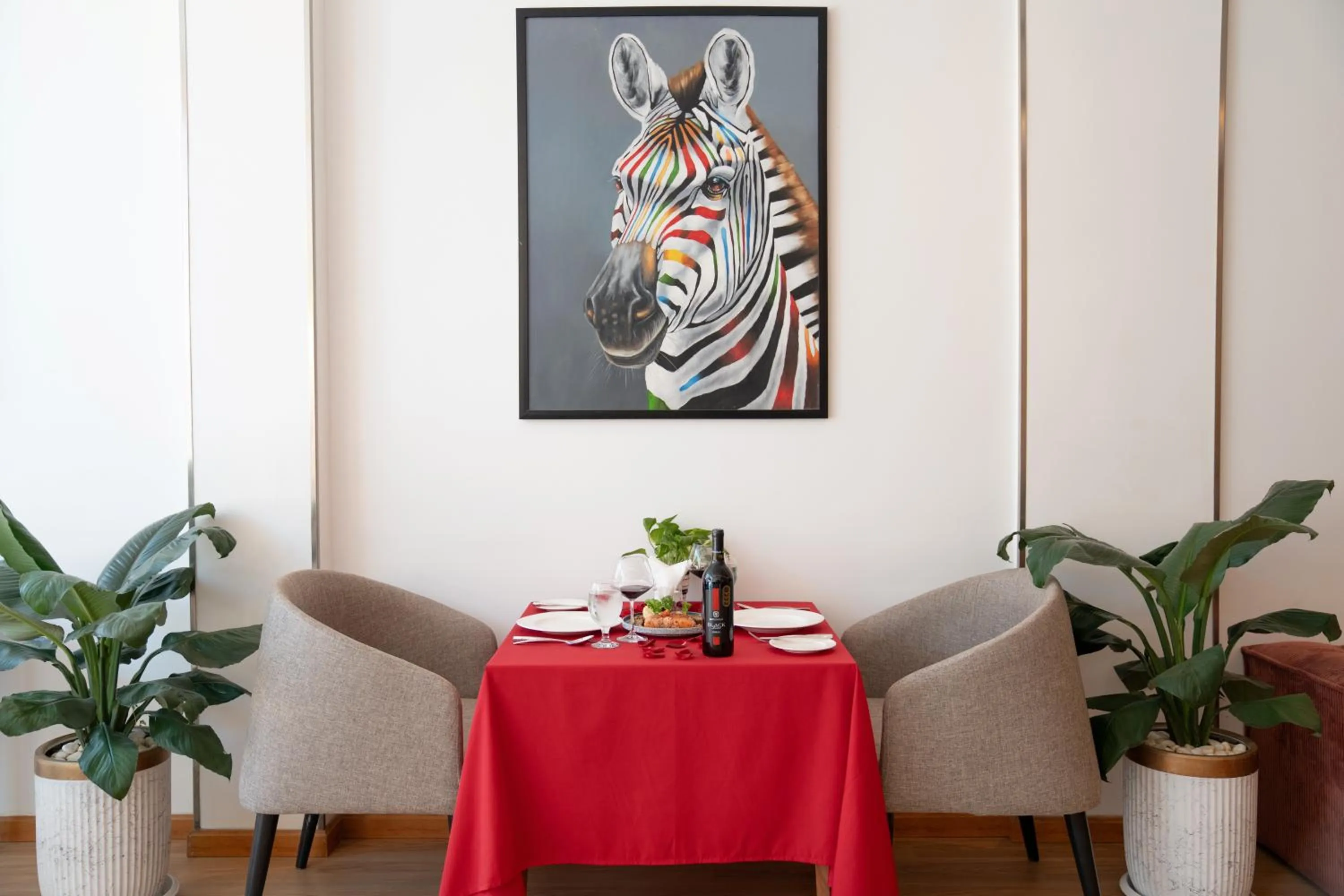 Restaurant/places to eat in Smile Boutique Hotel by EHM