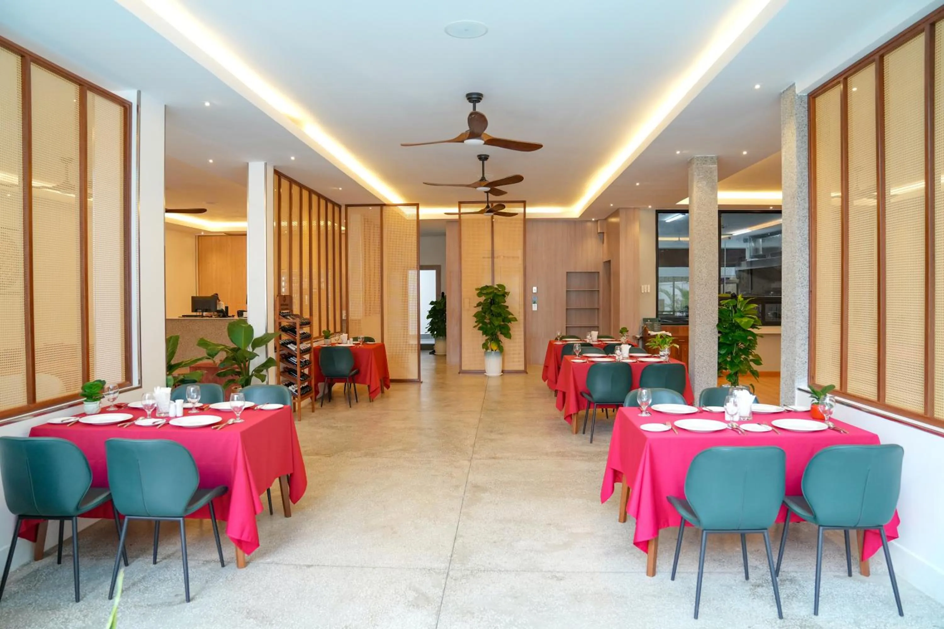 Restaurant/places to eat in Smile Boutique Hotel by EHM