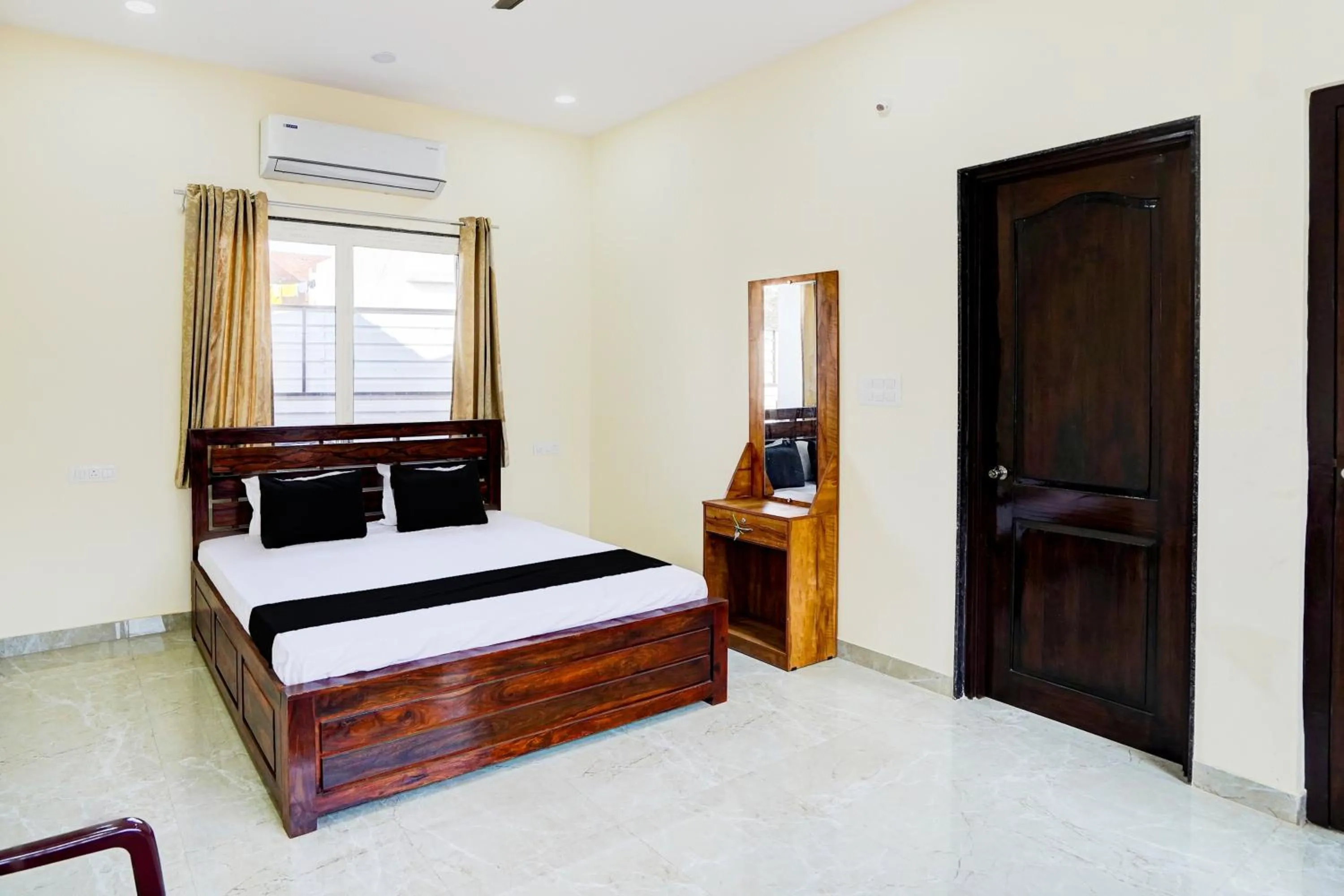 Bedroom, Bed in Hotel O Godavari Lawn