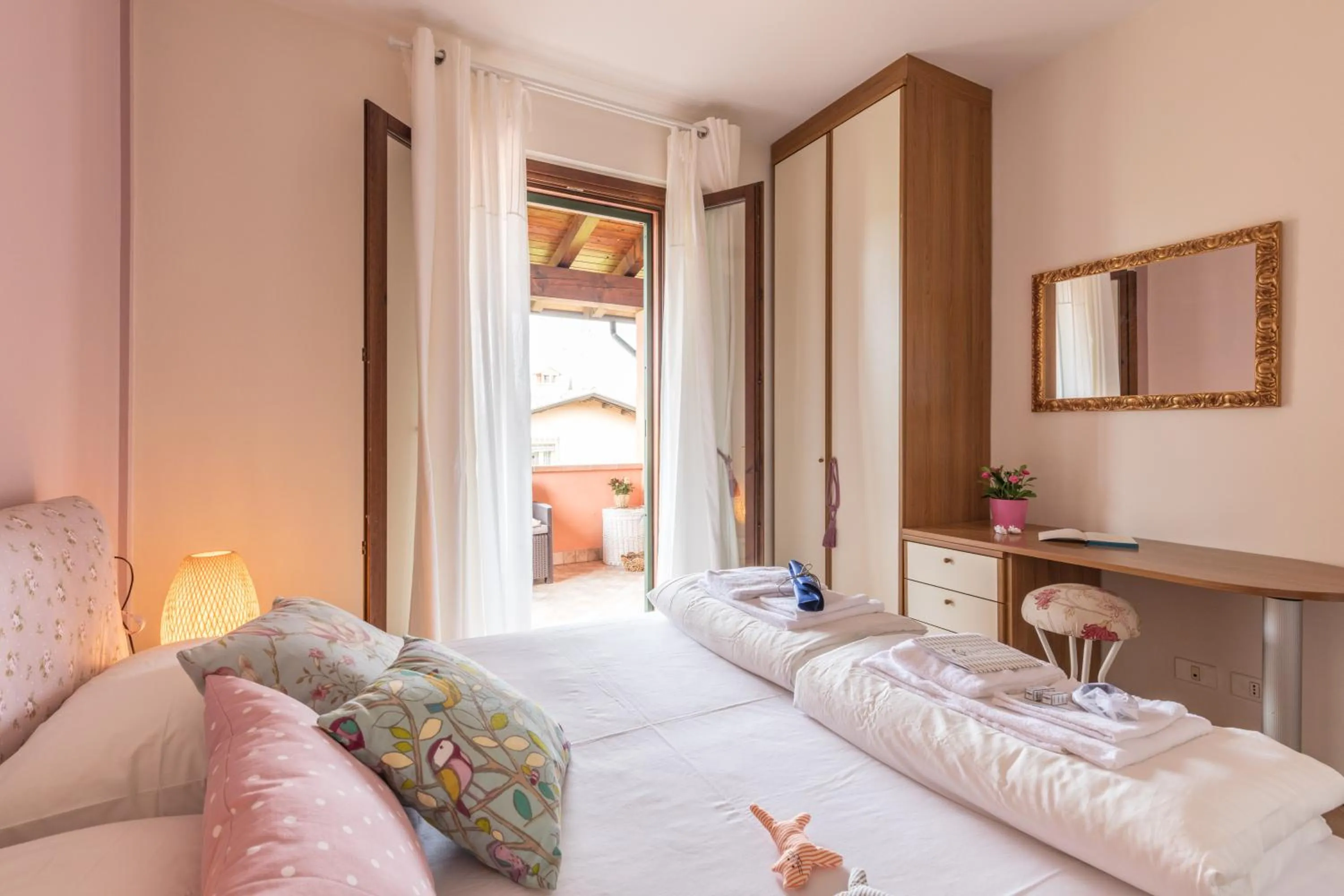 Bedroom, Bed in BellaSirmione Holiday Apartments