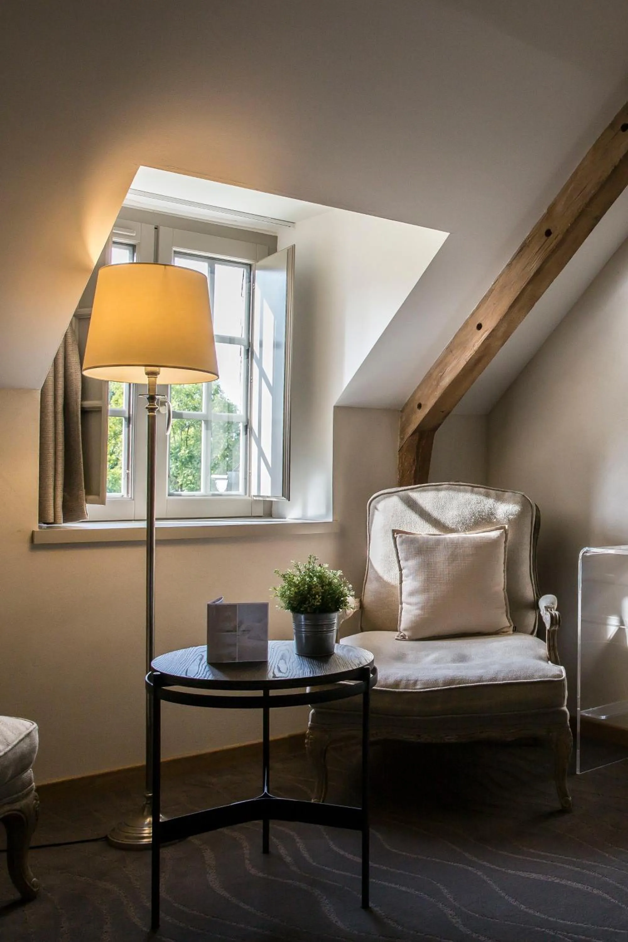 Living room, Bed in Hotel de L'Abbaye Le Tronchet - Handwritten Collection