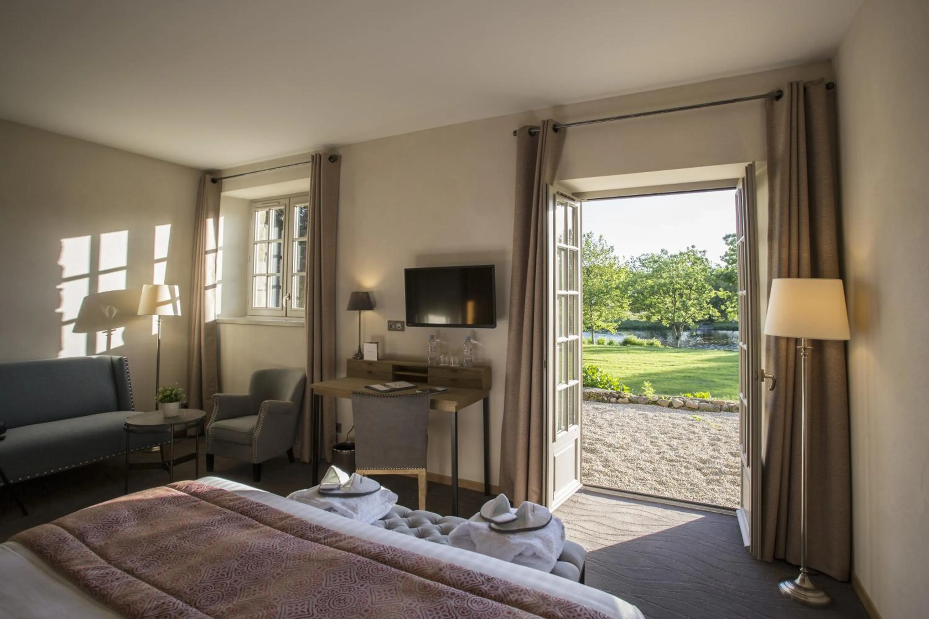 Garden view, Bed in Hotel de L'Abbaye Le Tronchet - Handwritten Collection