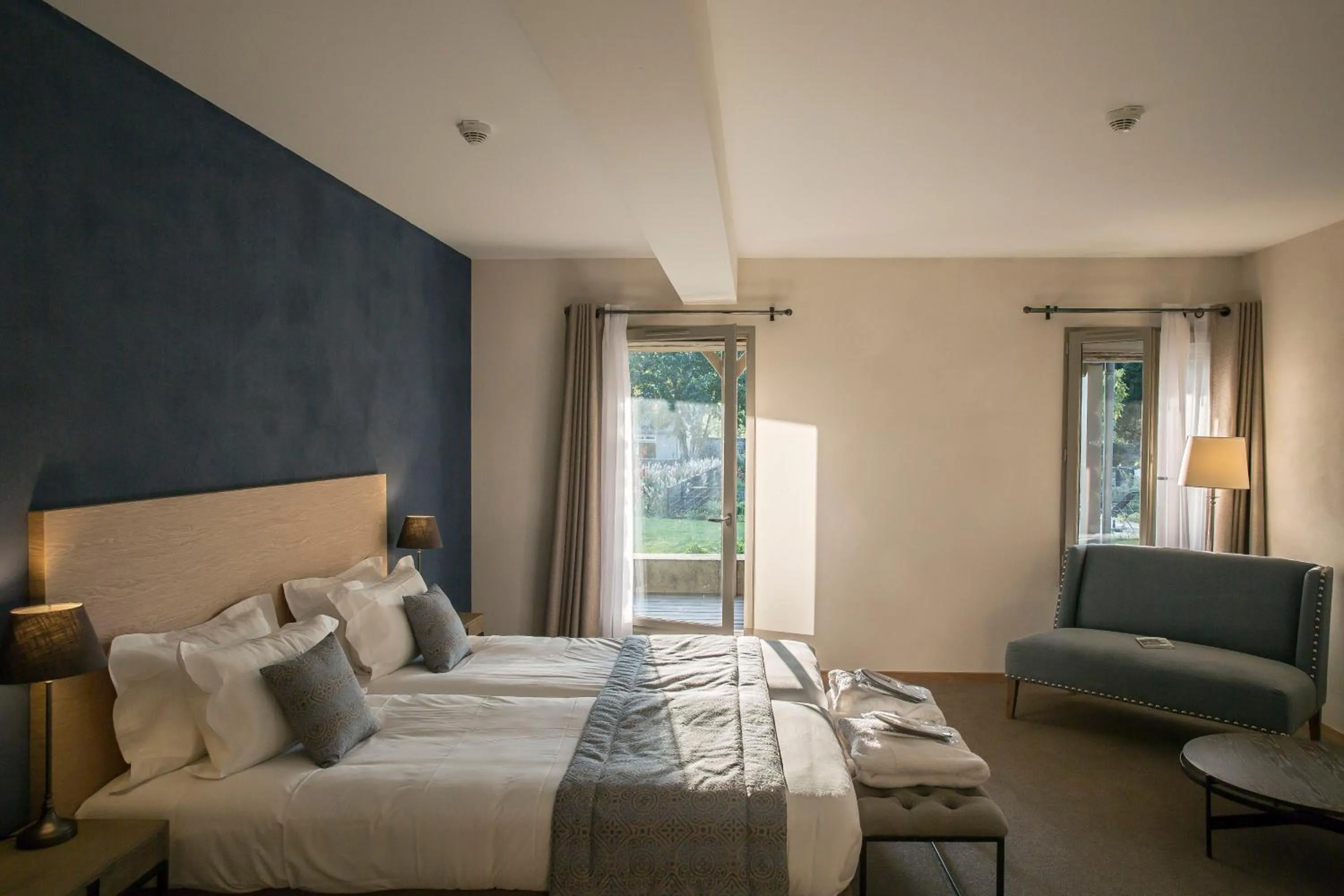 Photo of the whole room, Bed in Hotel de L'Abbaye Le Tronchet - Handwritten Collection