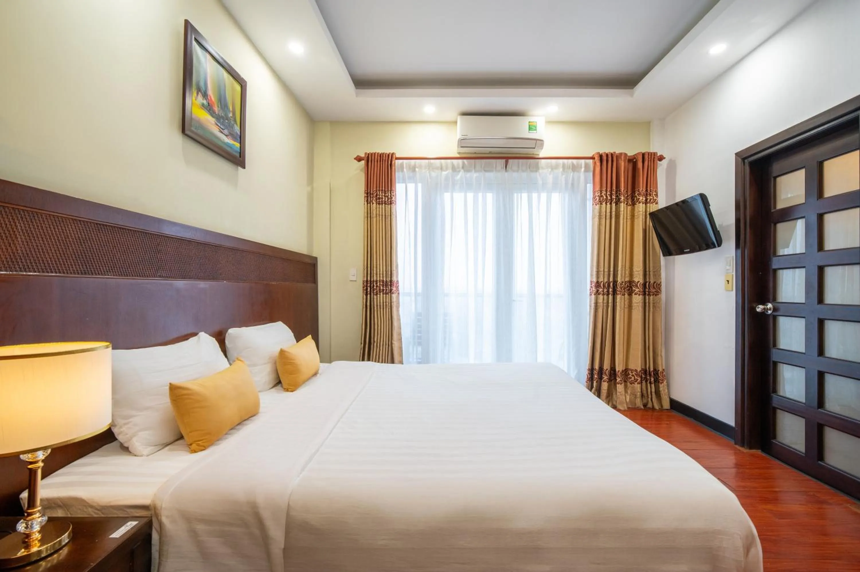 Communal lounge/ TV room, Bed in Shine Hue Hotel 2