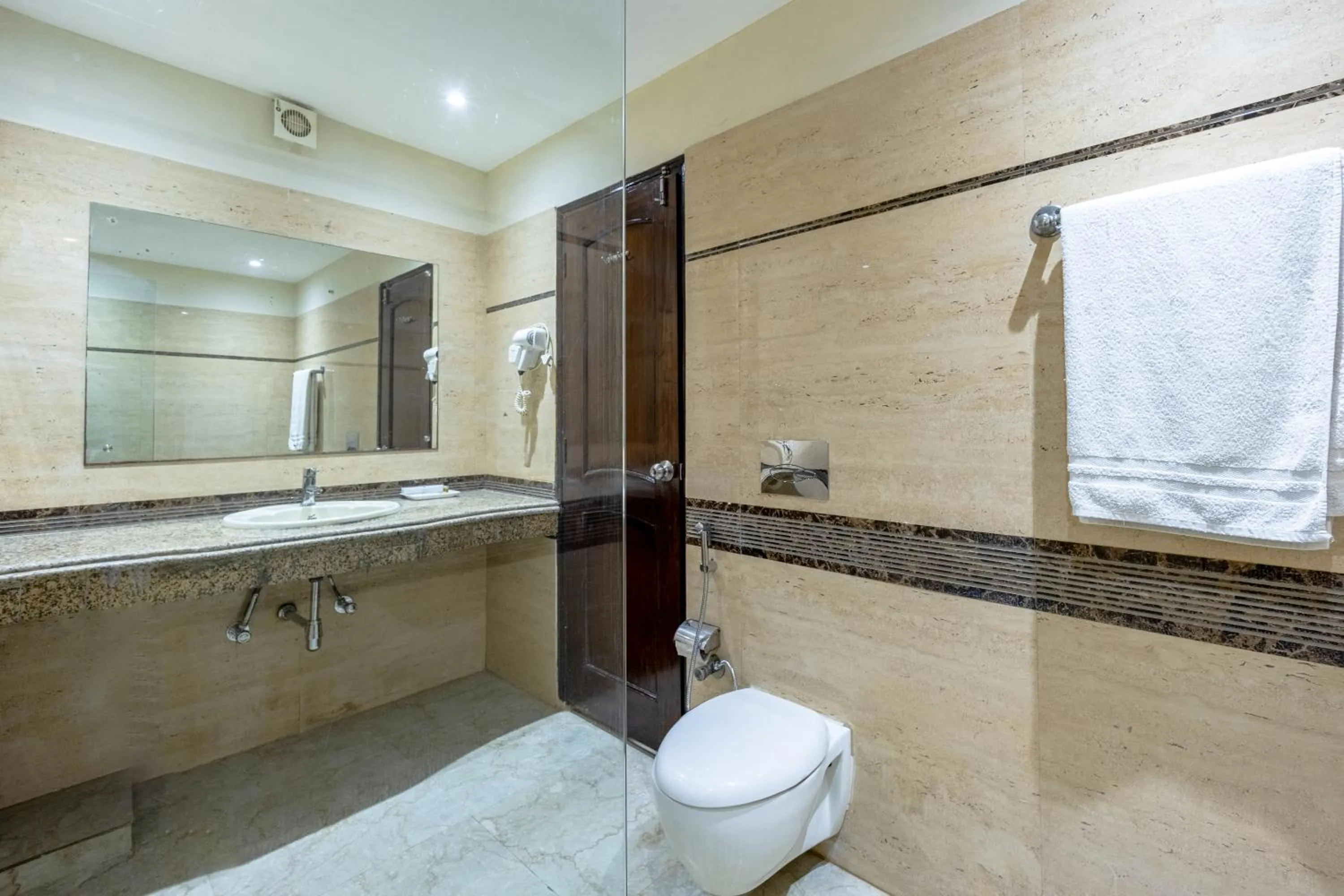 Shower in Alaya Stays Hotel Emperor Palms