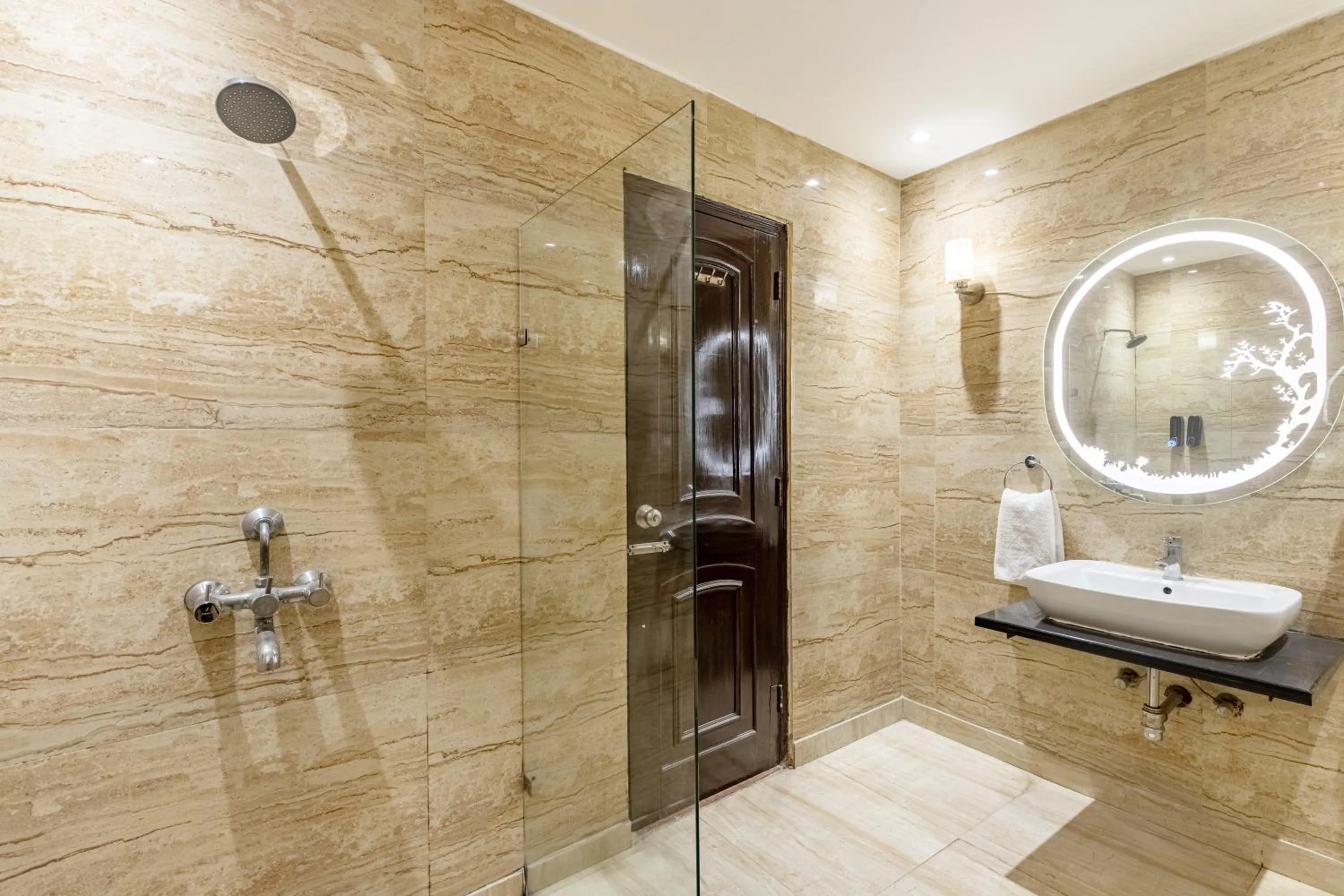 Shower in Alaya Stays Hotel Emperor Palms