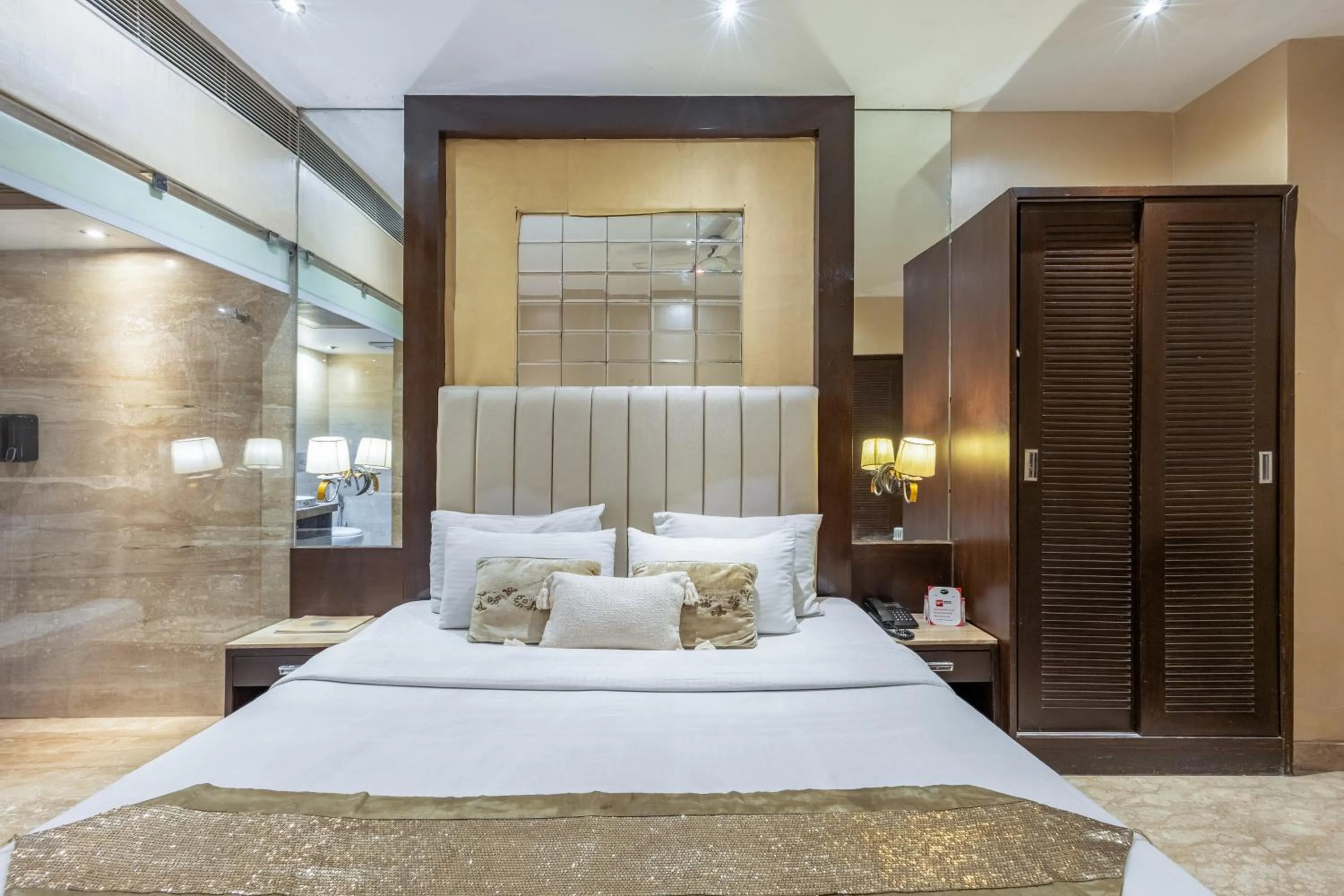 Bed in Alaya Stays Hotel Emperor Palms