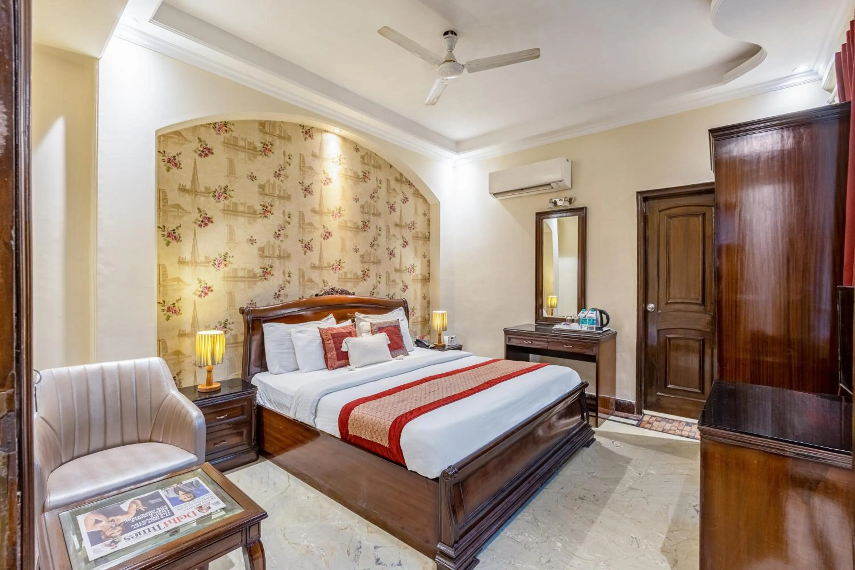 Bed in Alaya Stays Hotel Emperor Palms