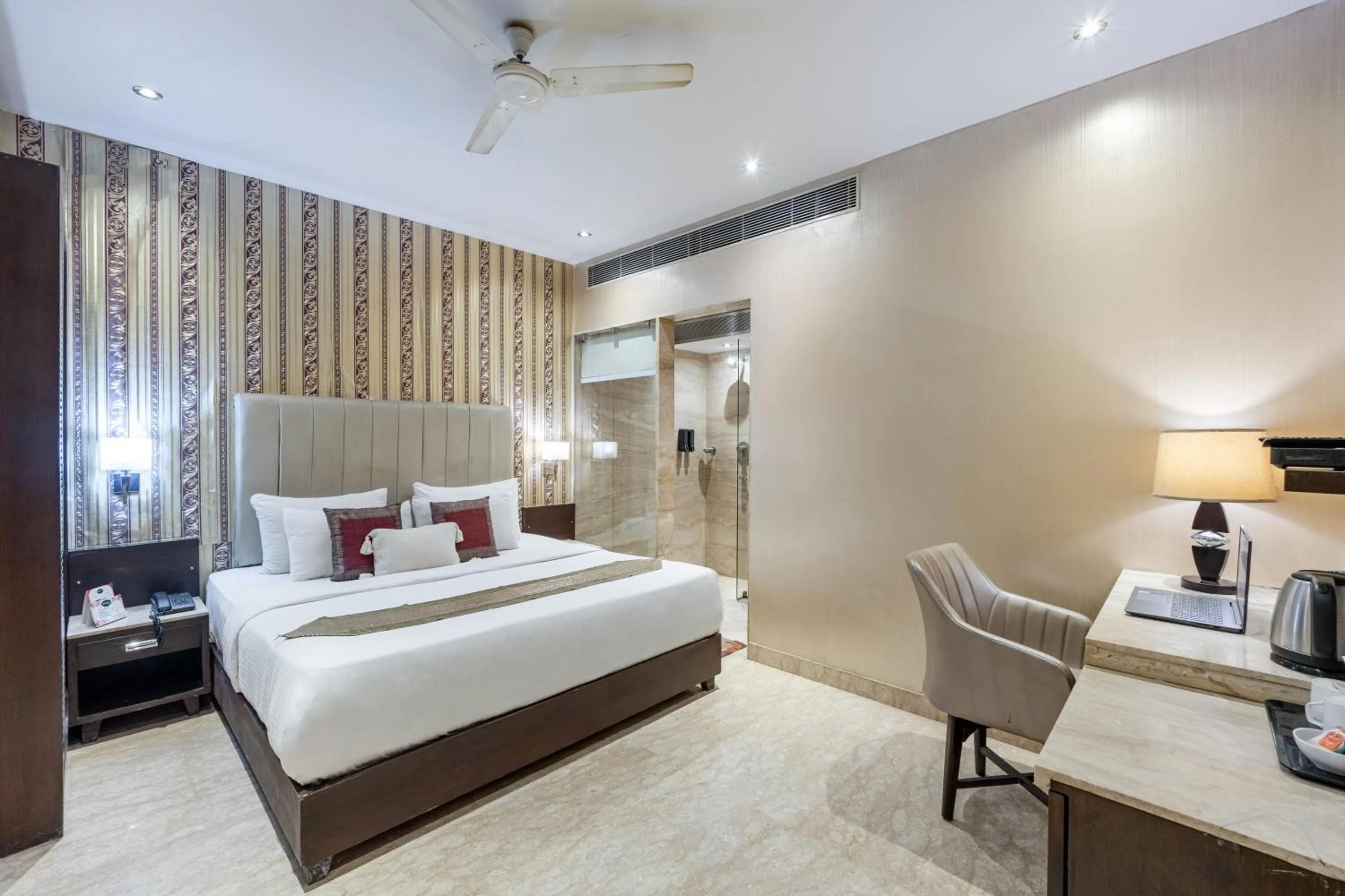 Bed in Alaya Stays Hotel Emperor Palms