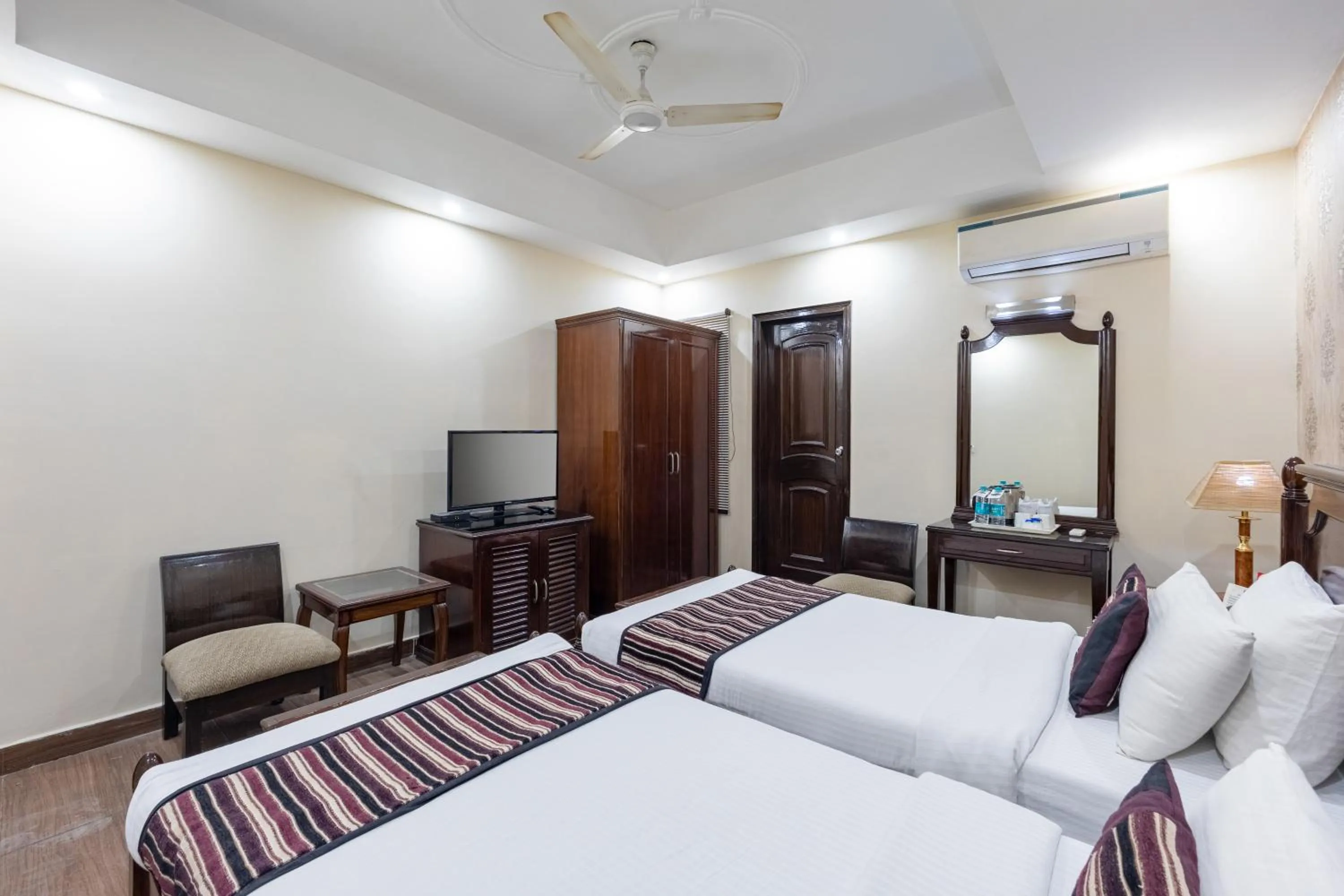 Bed in Alaya Stays Hotel Emperor Palms