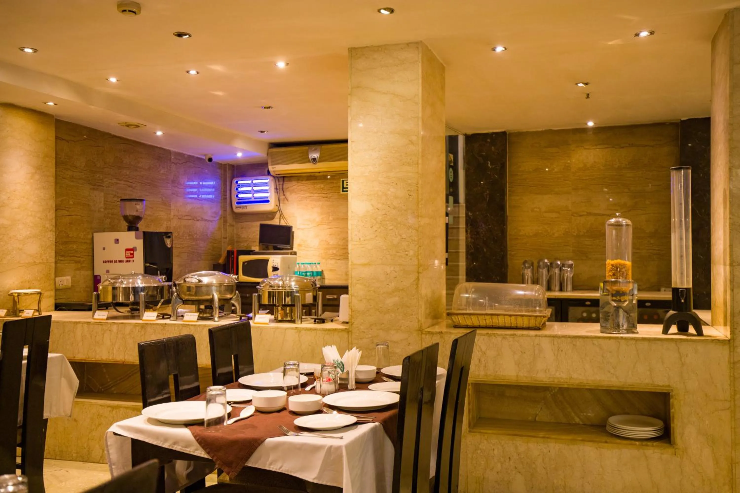 Restaurant/places to eat in Alaya Stays Hotel Emperor Palms