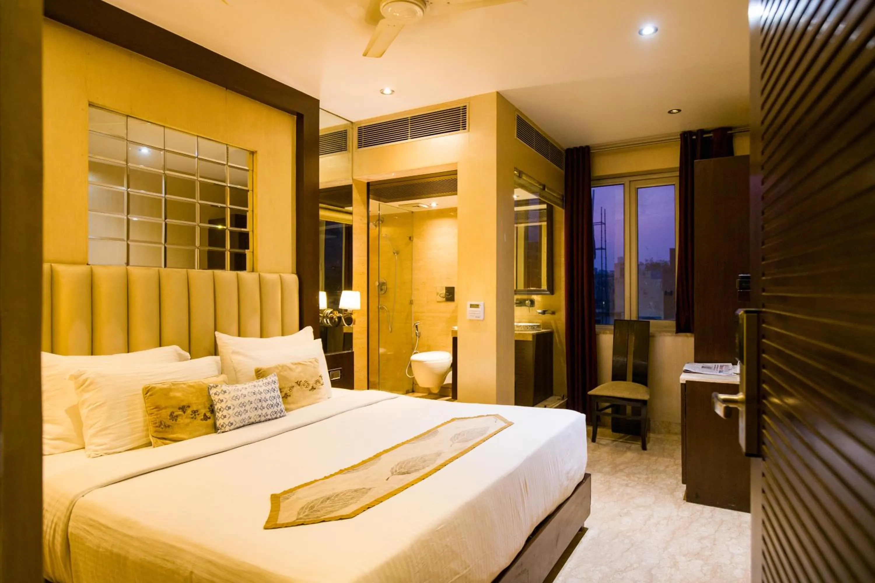 Bed in Alaya Stays Hotel Emperor Palms