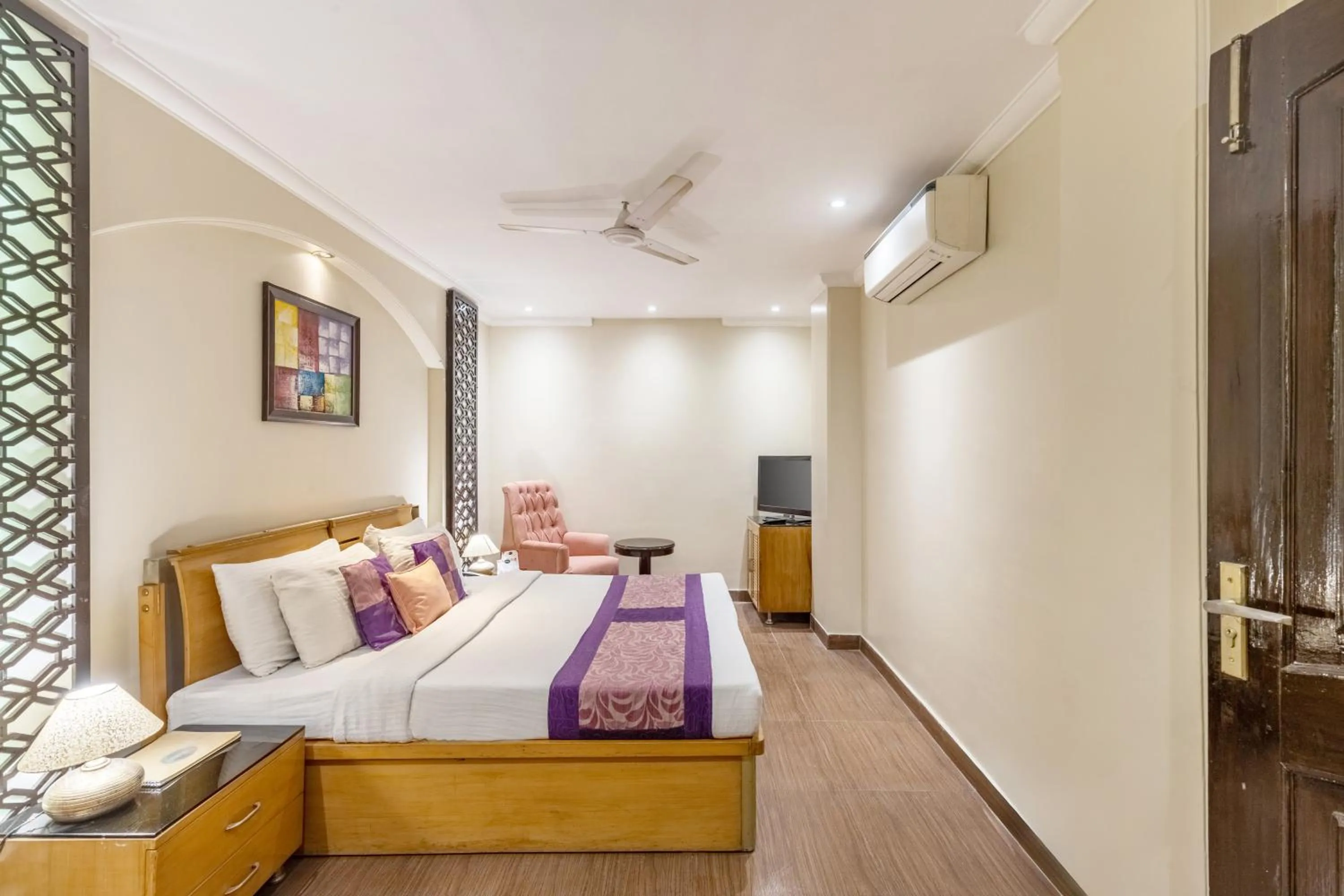 TV and multimedia, Bed in Alaya Stays Hotel Emperor Palms