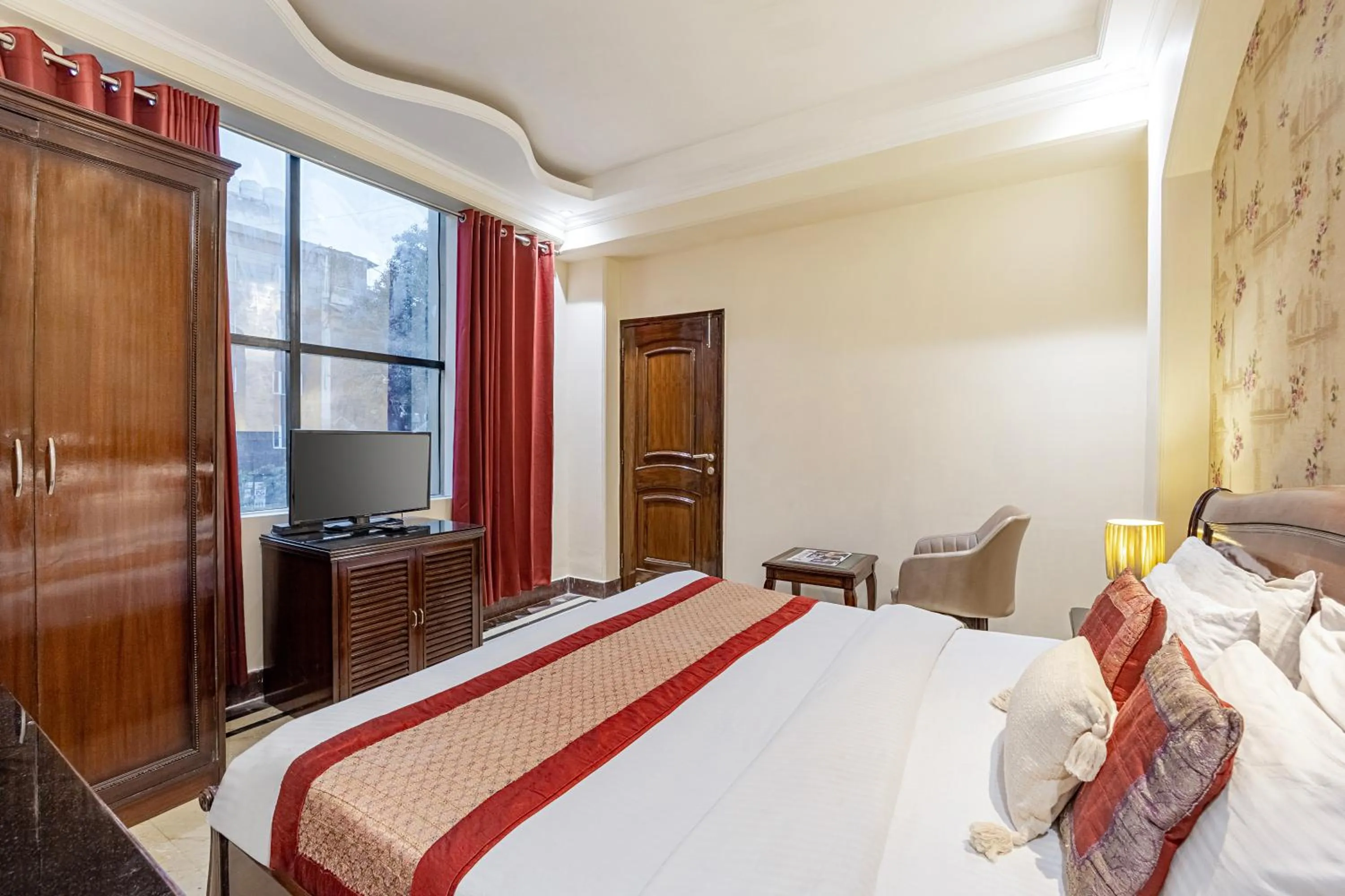 Bed in Alaya Stays Hotel Emperor Palms