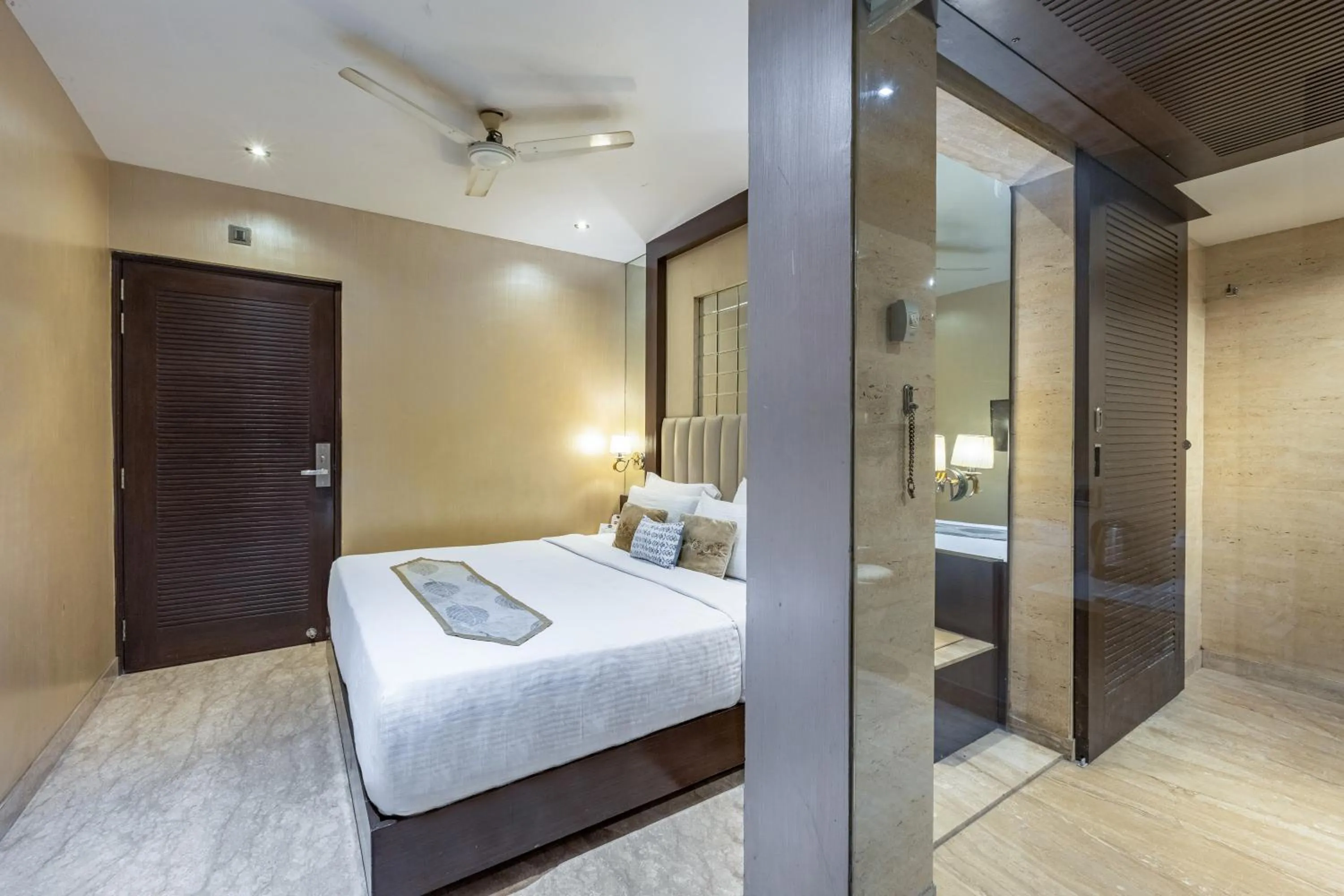 Shower, Bed in Alaya Stays Hotel Emperor Palms