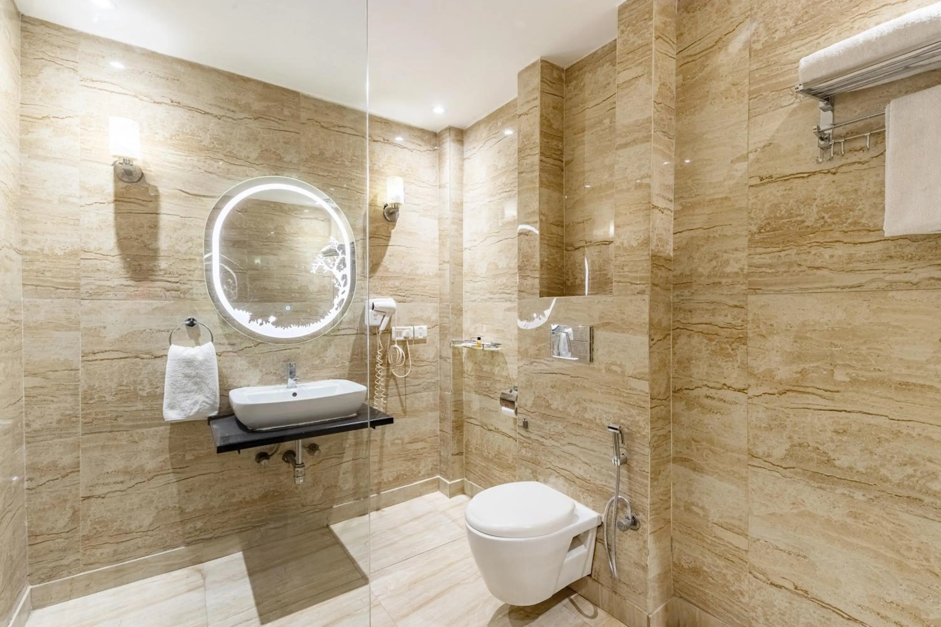 Shower in Alaya Stays Hotel Emperor Palms