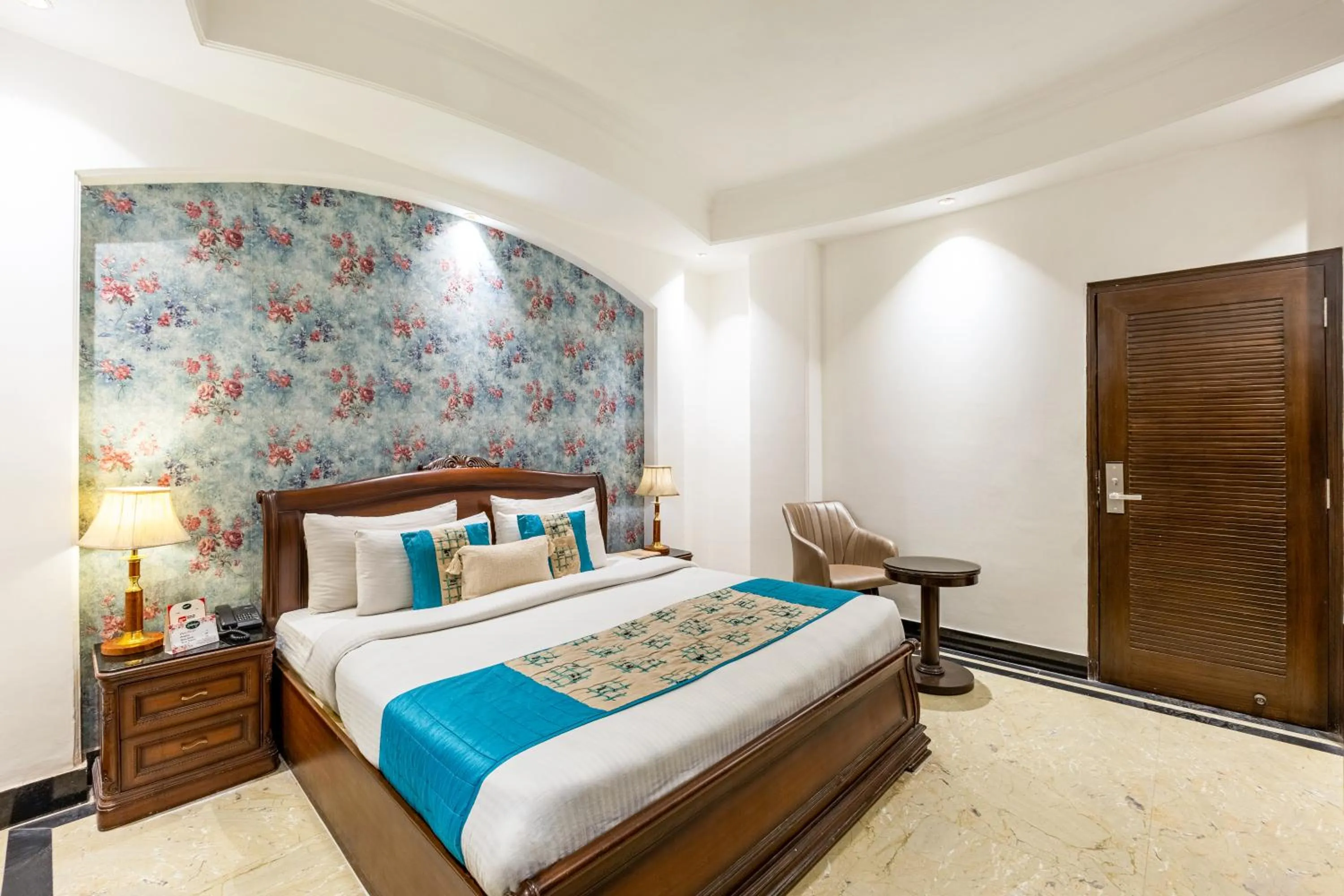 Bed in Alaya Stays Hotel Emperor Palms