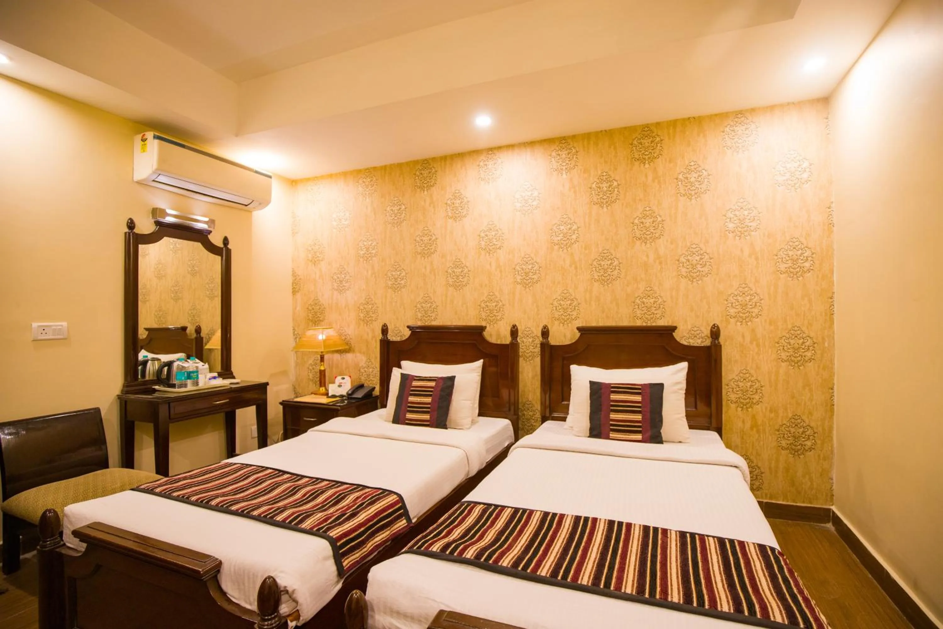 Bed in Alaya Stays Hotel Emperor Palms