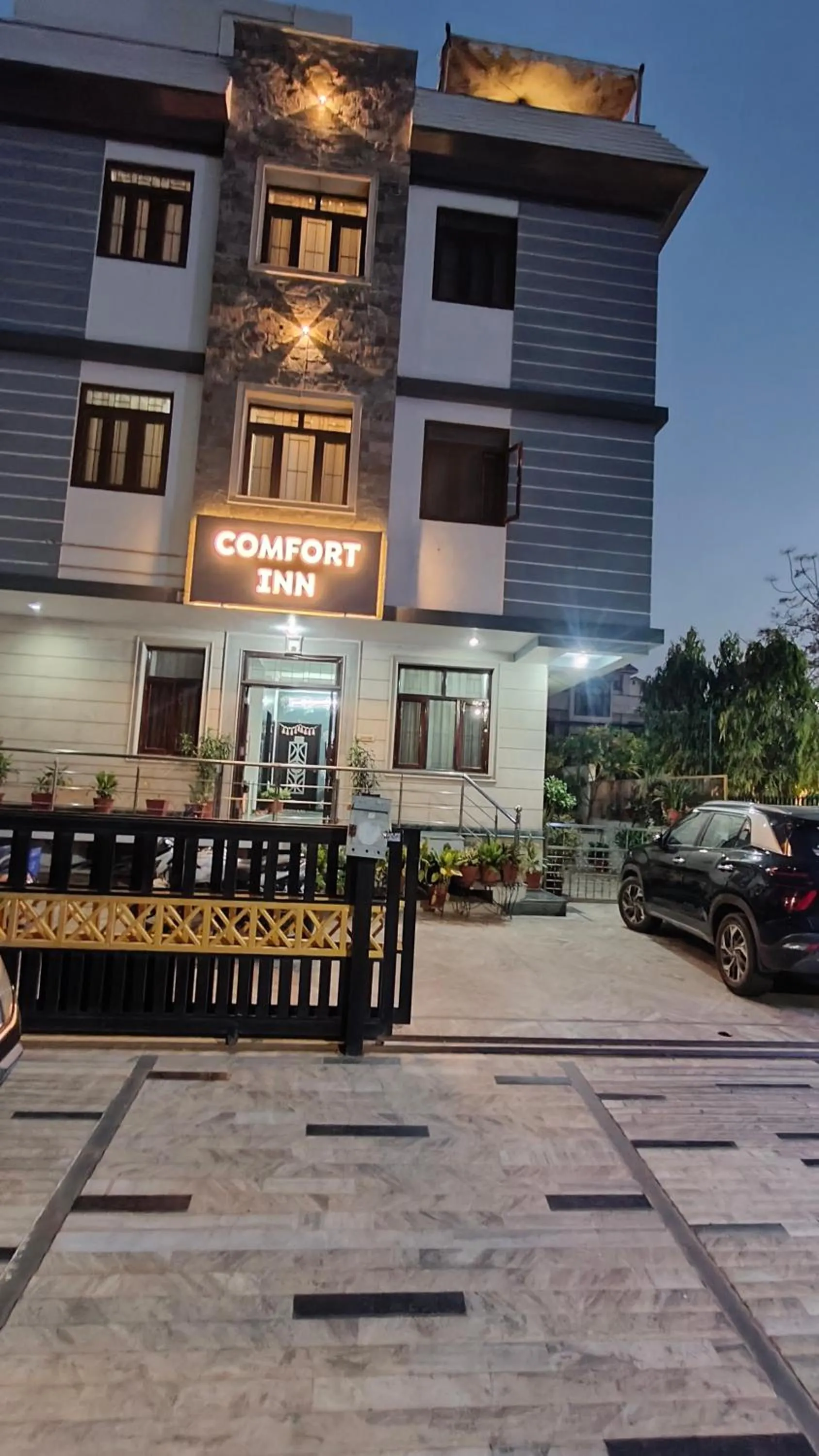 Property building in Hotel Comfort Inn