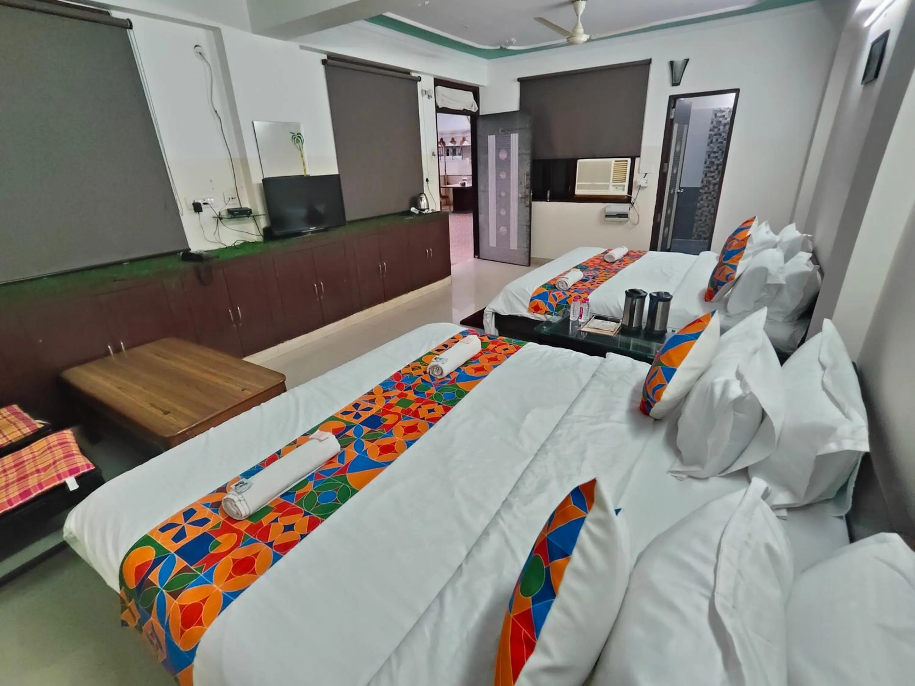 Communal lounge/ TV room, Bed in Hotel Comfort Inn